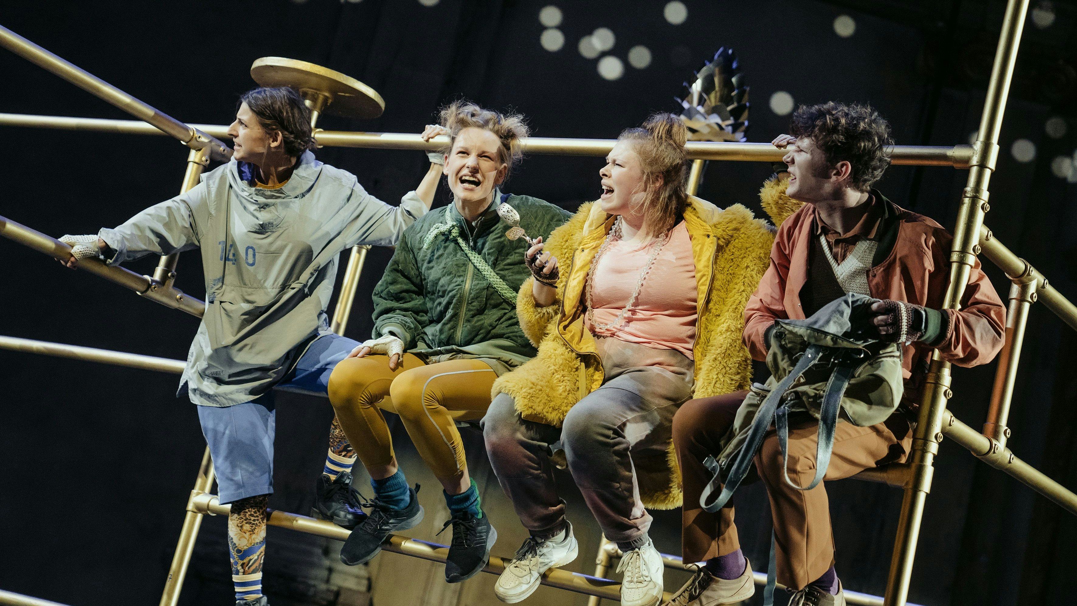 HERR DER DIEBE von Cornelia Funke Premiere am 25. November im Kasino  Tante Esther Hartlieb/ Ida Spavento: Katharina Pichler Victor Getz/ Barbarossa/ Conte/ Dottore: Arthur Klemt Prosper (großer Bruder): Fabian Cabak Scipio Massimo/ Herr der Diebe: Julian von Hansemann Bo (kleiner Bruder): Samira Kossebau Riccio: Julia Pitsch u.a.  Regie: Rüdiger Pape Bühnenbild: Flavia Schwedler Kostüme: Katrin Busching Musik: Sebastian Herzfeld Dramaturgie: Sebastian Huber