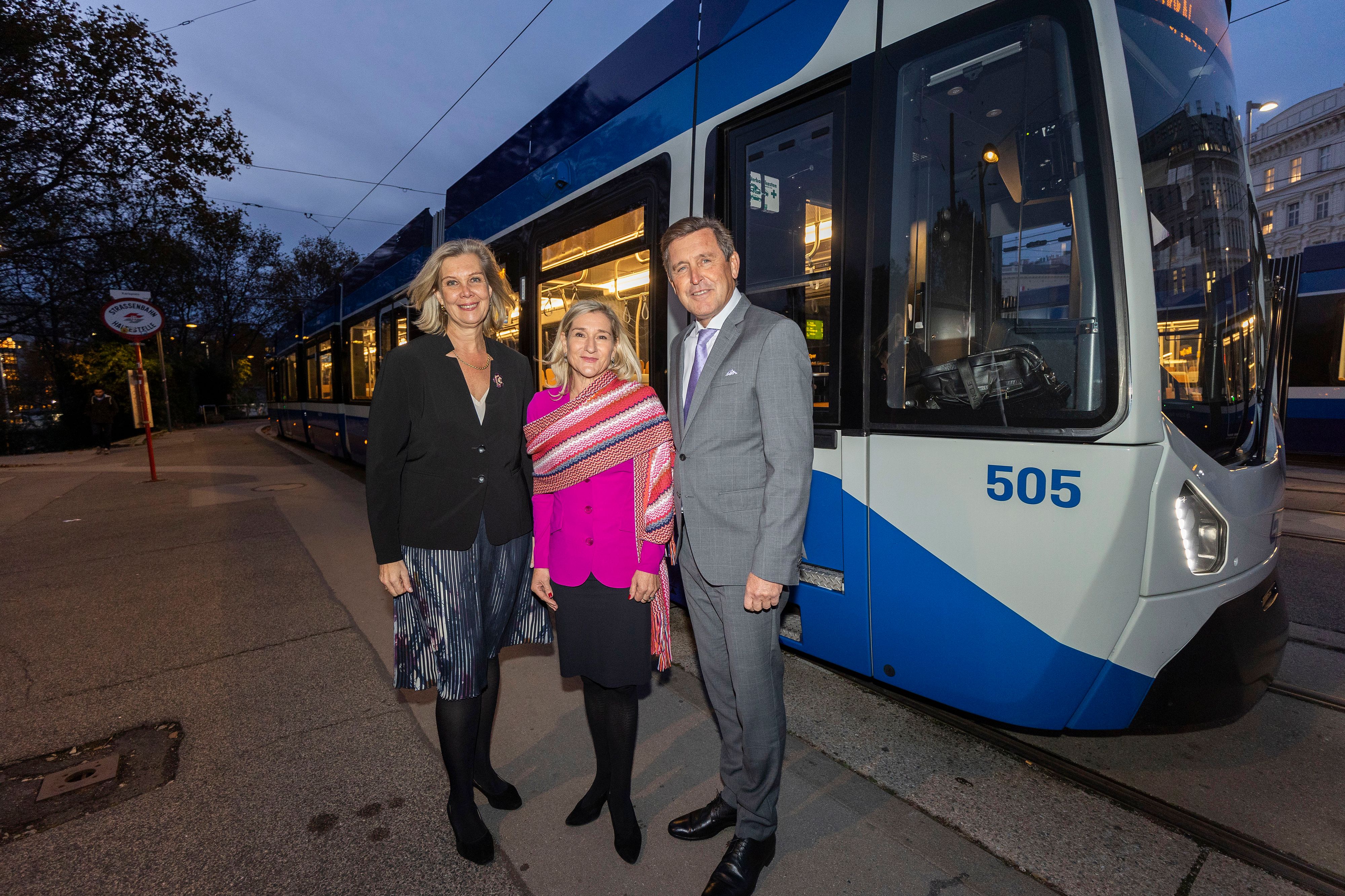 VOR-Chefin Karin Zipperer, Lokalbahn-Chefin Monika Unterholzner, Öffi-Stadtrat Peter Hanke (SP). 