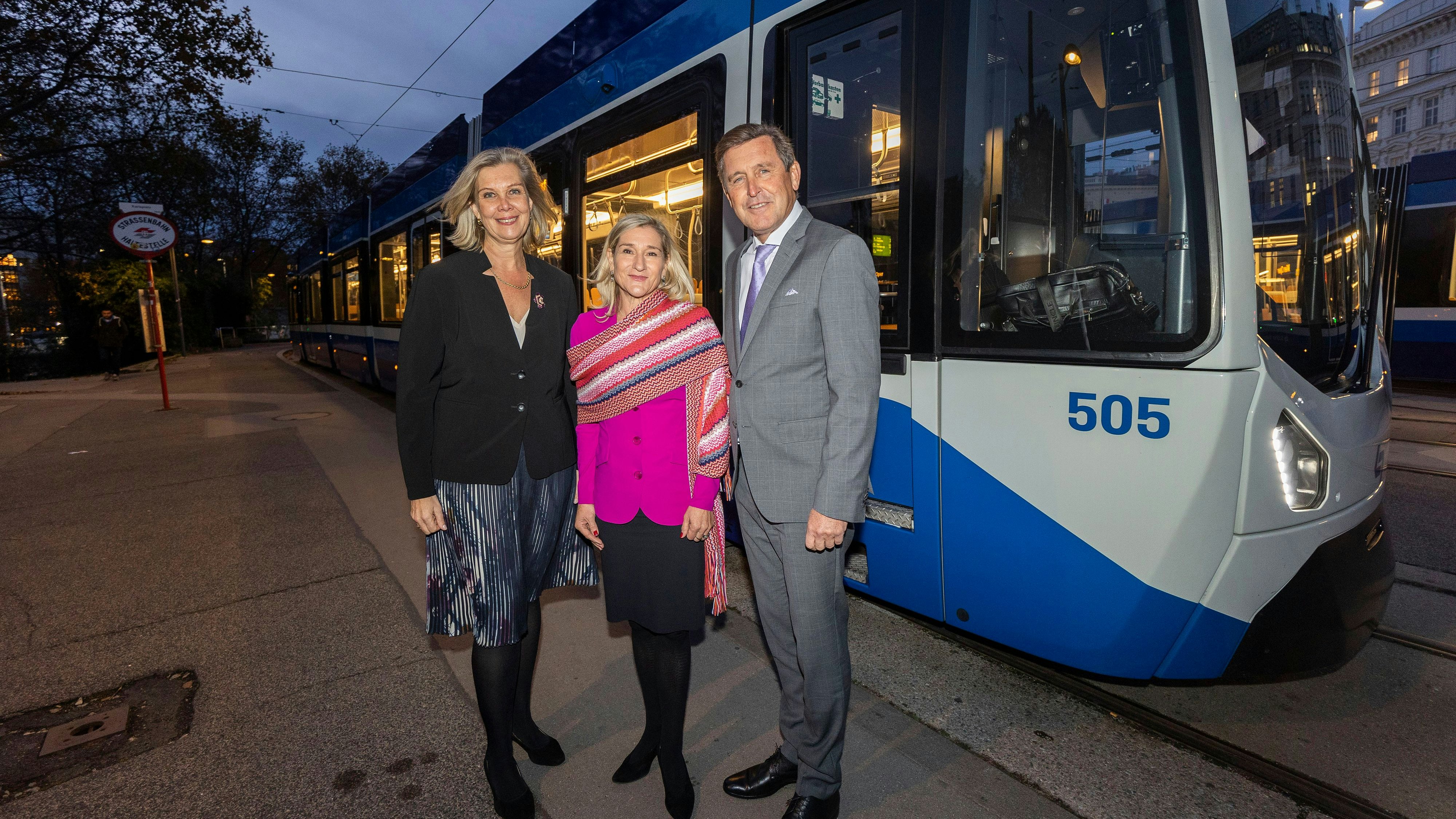 VOR-Chefin Karin Zipperer, Lokalbahn-Chefin Monika Unterholzner, Öffi-Stadtrat Peter Hanke (SP). 