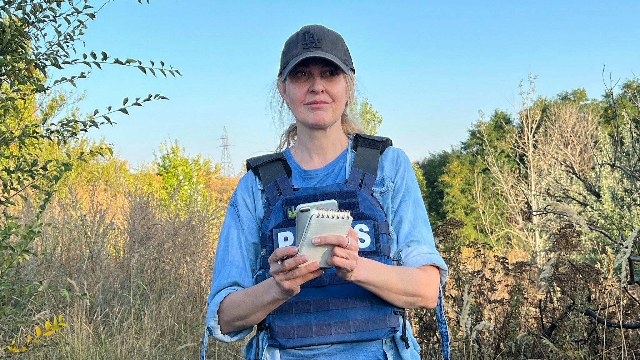 "20 Minuten"-Chefreporterin Ann Guenter bei einer Übung des ukrainischen Militärs außerhalb von Bachmut. Seit acht Monaten berichtet sie aus der Ukraine.