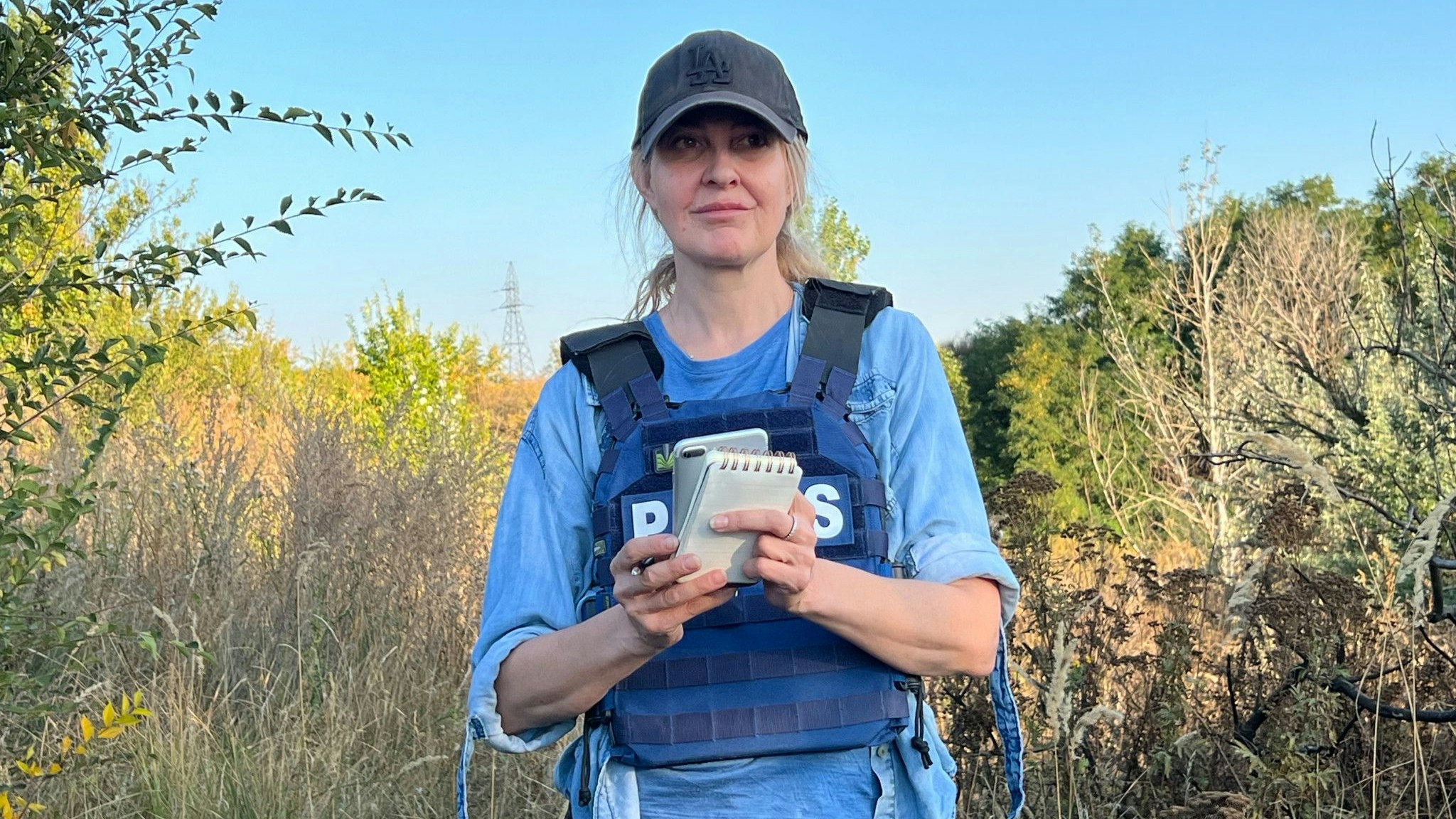 "20 Minuten"-Chefreporterin Ann Guenter bei einer Übung des ukrainischen Militärs außerhalb von Bachmut. Seit acht Monaten berichtet sie aus der Ukraine.