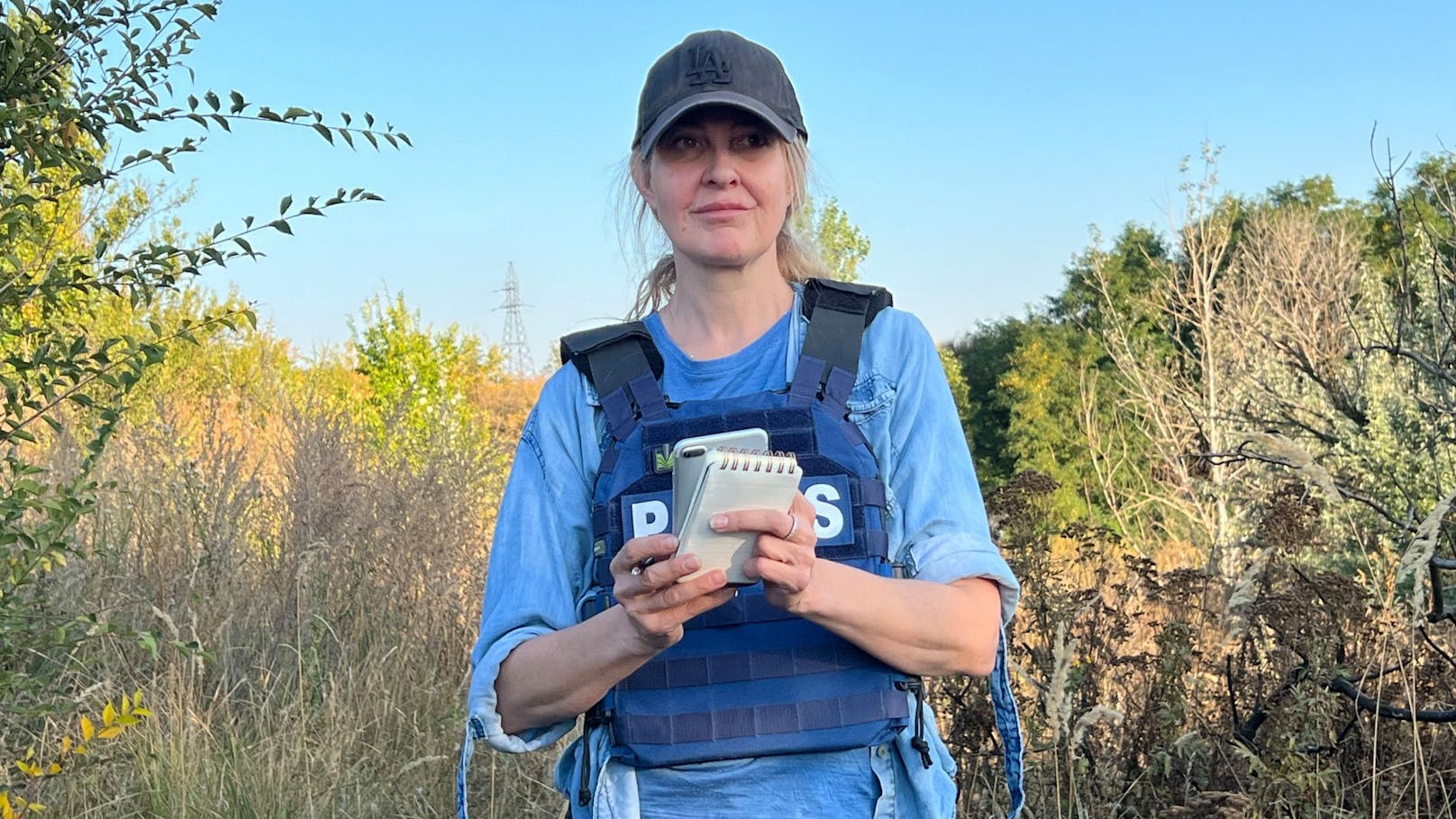"20 Minuten"-Chefreporterin Ann Guenter bei einer Übung des ukrainischen Militärs außerhalb von Bachmut. Seit acht Monaten berichtet sie aus der Ukraine.