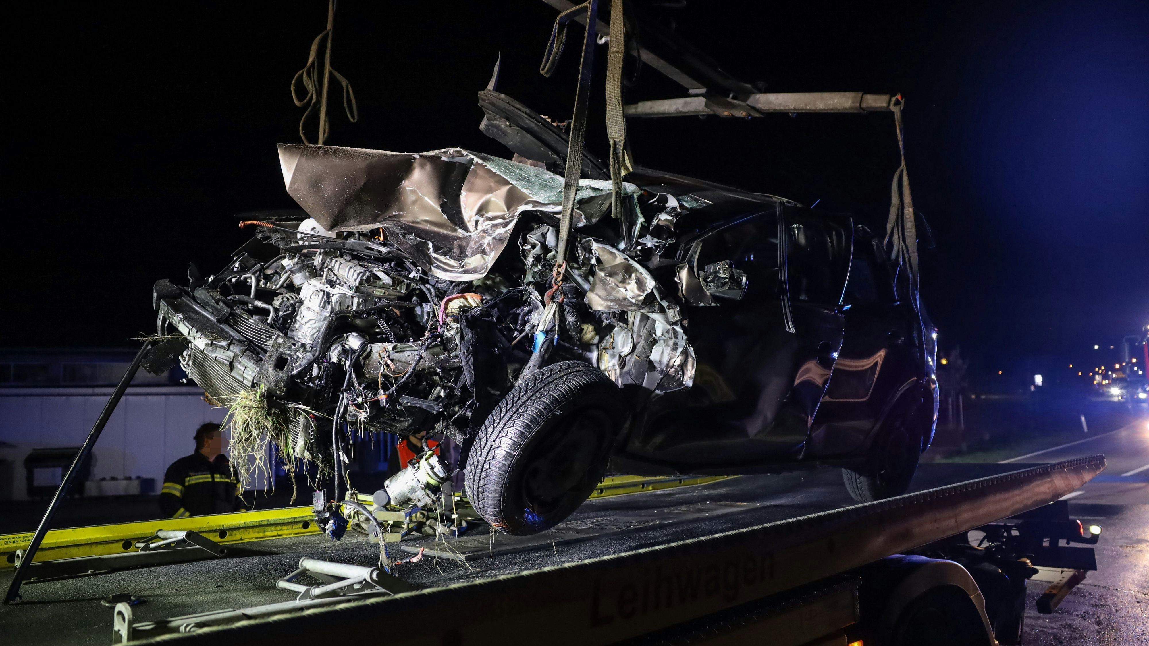 Von dem Auto blieb nach dem Unfall in Wels nichts mehr übrig.
