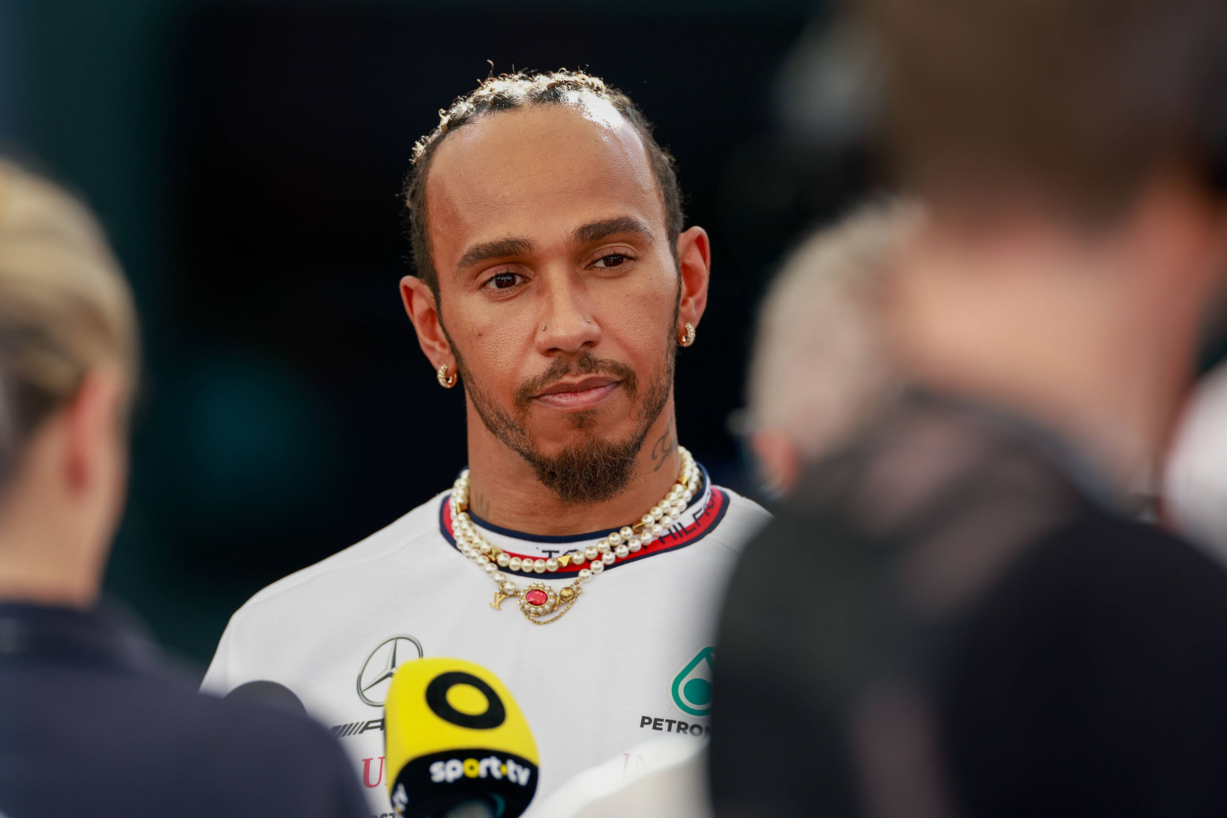 Lewis Hamilton weist die Enthüllungen von Red-Bull-Teamchef Christian Horner zurück.