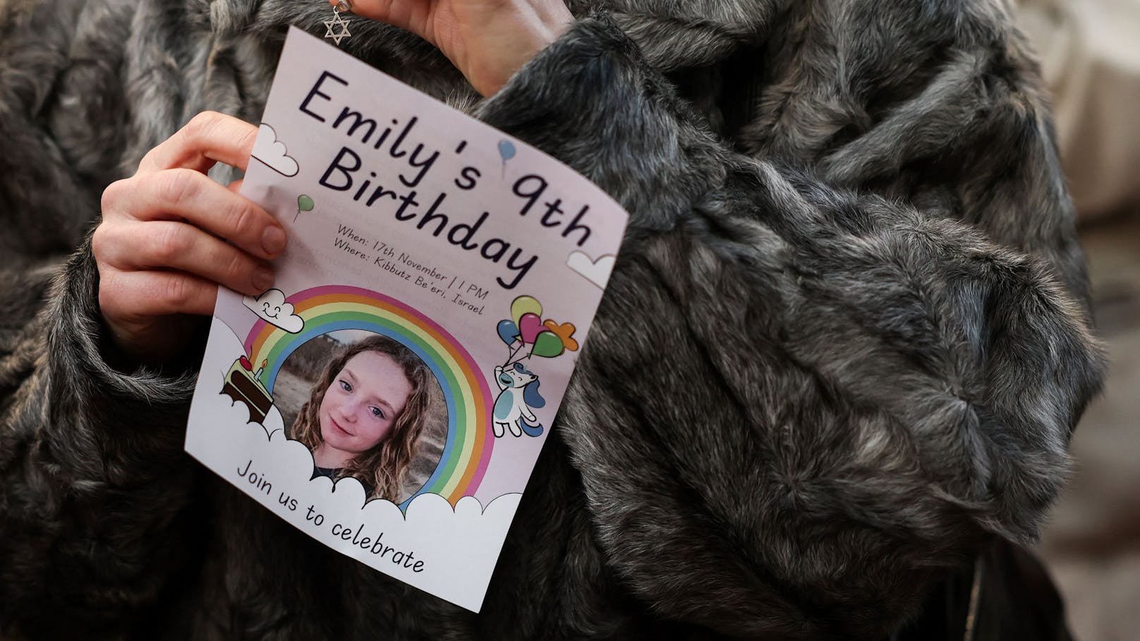 Das irisch-israelische Mädchen ist in Gefangenschaft neun Jahre alt geworden. Emily war im Kibbutz Be’eri verschleppt worden.