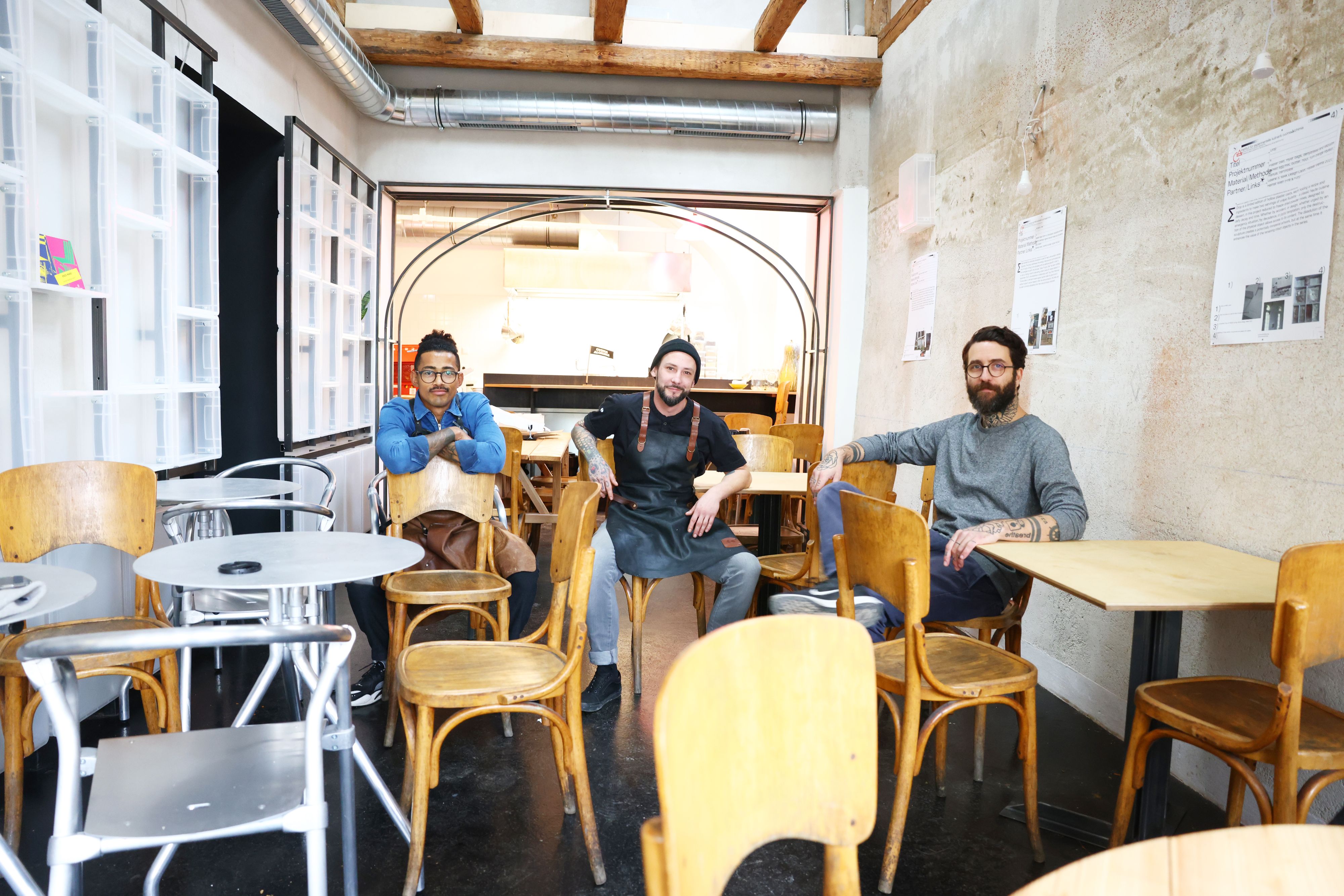 Cucina Alchemia: Wer auf Kunst steht, aber dem guten Essen nicht so zugewandt ist und wer Essen liebt, aber bisher keinen Zugang zu Kunst finden konnte, für den ist das hier ein idealer Ort. Sendi (Essen/Produktion), Philip (Chef de Cuisine) und Jakob (Sommelier/Restaurantleiter) (v.li.)