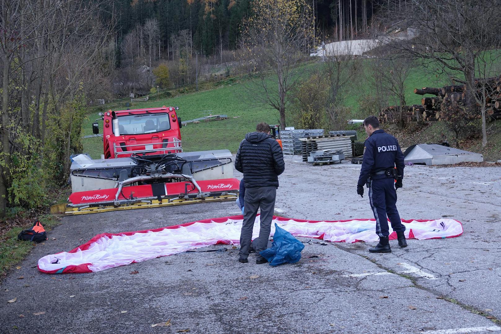 In einer Höhe von ca. 100 bis 150 Metern klappte plötzlich der Paragleitschirm des 33-Jährigen zusammen und konnte nicht mehr geöffnet werden.