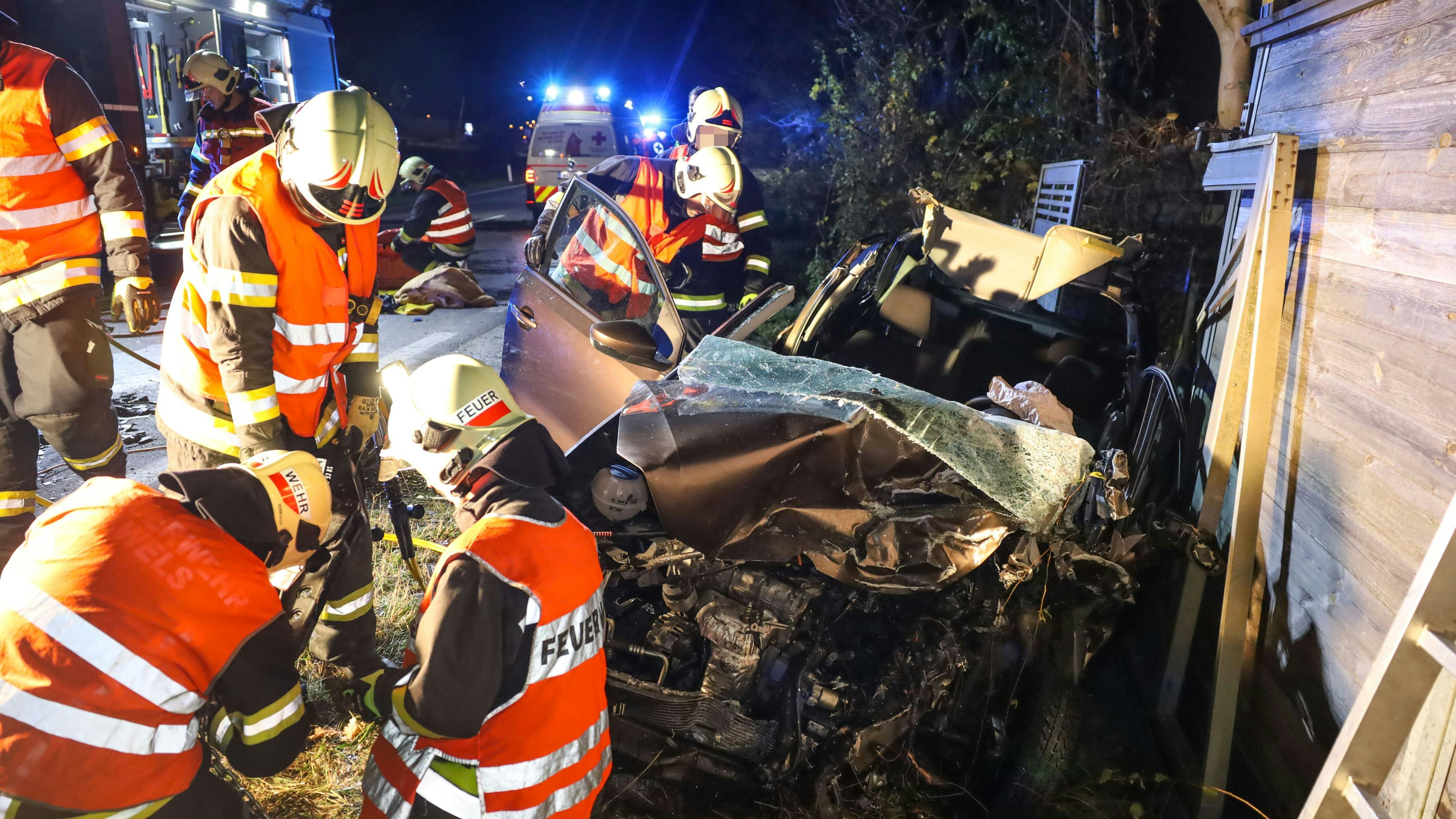 Von dem Auto blieb nach dem Unfall in Wels nichts mehr übrig.
