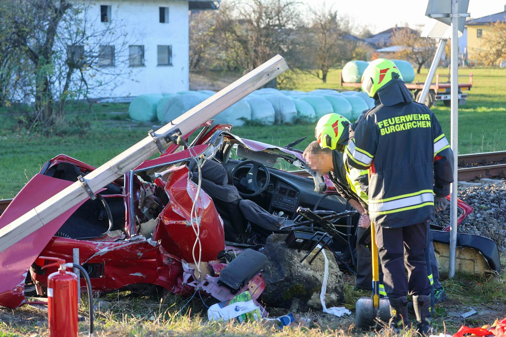 In Burgkirchen (Bez. Braunau) fuhr ein Pkw gegen einen Regionalzug. Eine Person musste verletzt ins Krankenhaus. 