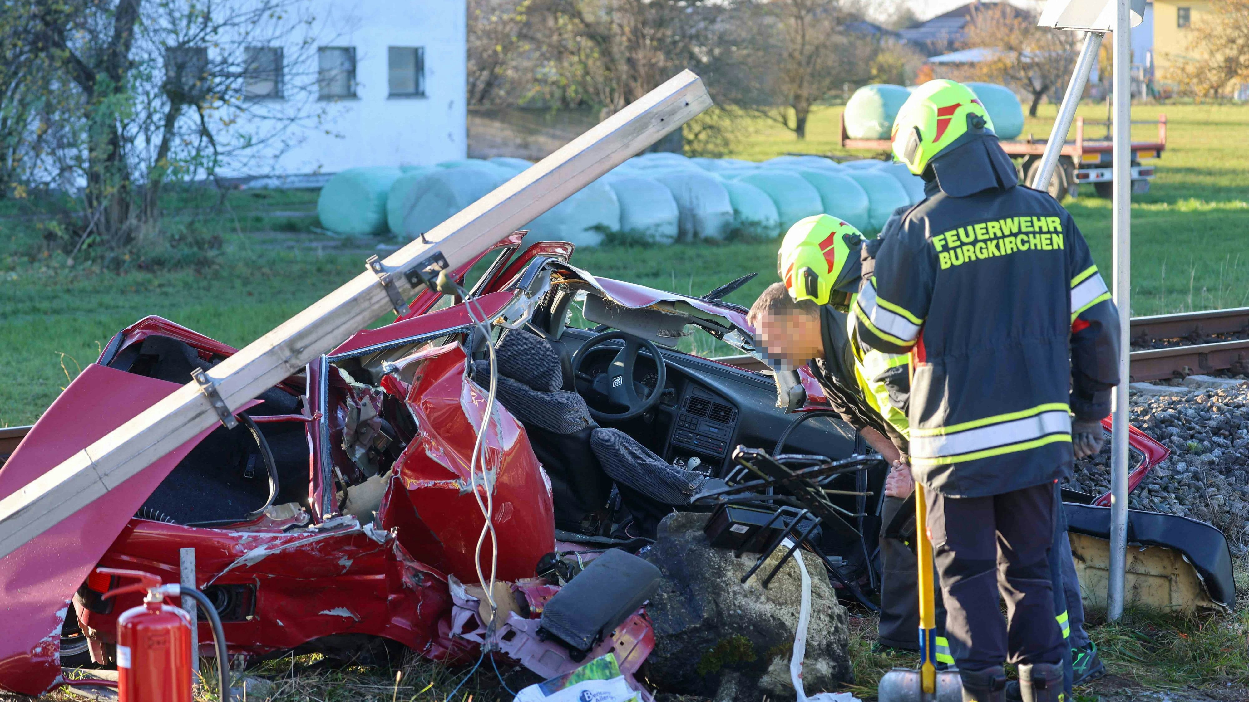 In Burgkirchen (Bez. Braunau) fuhr ein Pkw gegen einen Regionalzug. Eine Person musste verletzt ins Krankenhaus. 
