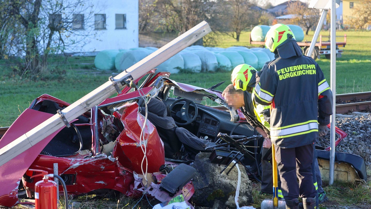 Heute.at - Lenker kracht gegen Zug – von Auto bleibt nichts übrig