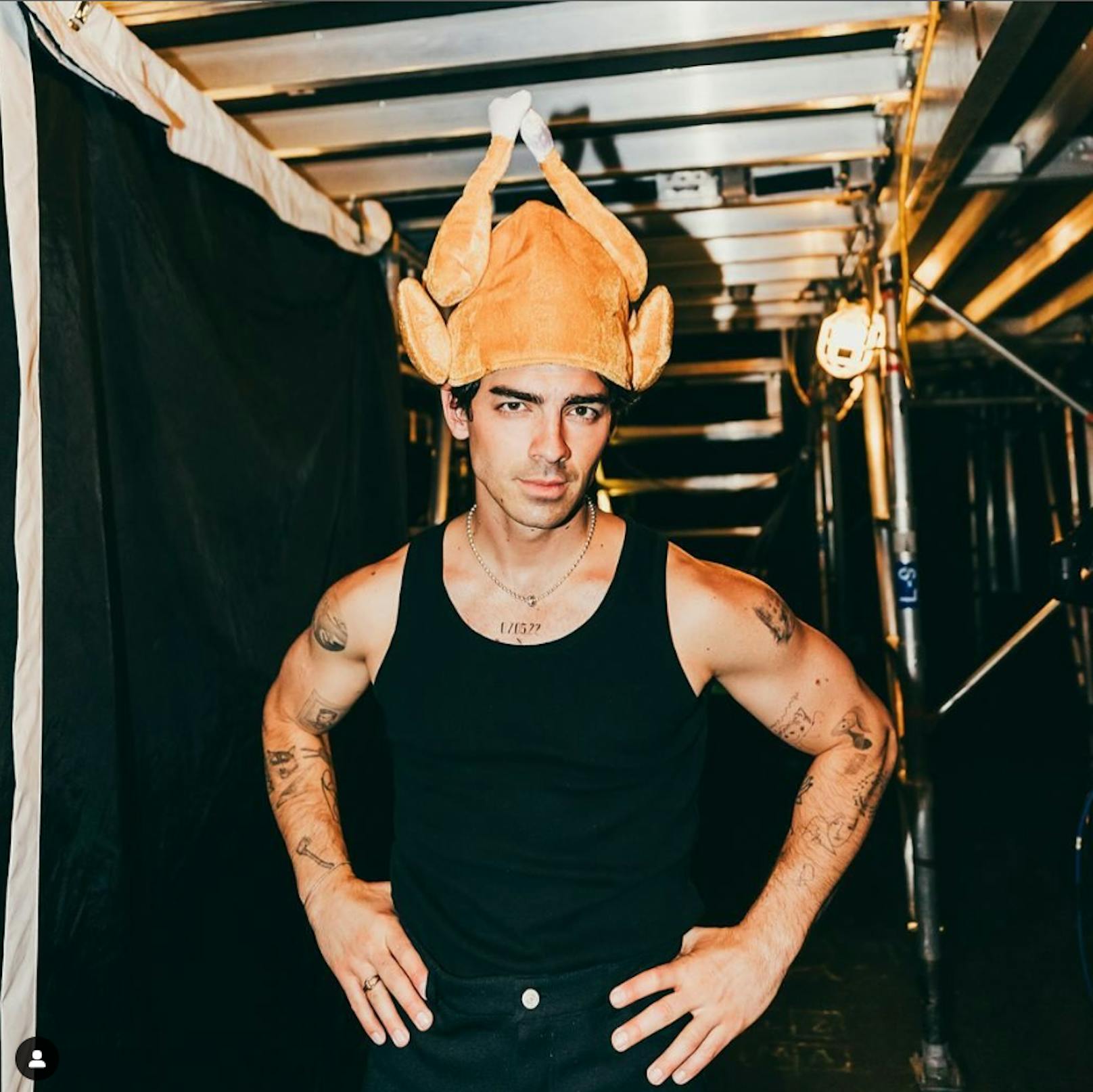 Joe Jonas ist mehr als bereit für Thanksgiving und das damit verbunden Truthahn-Essen.