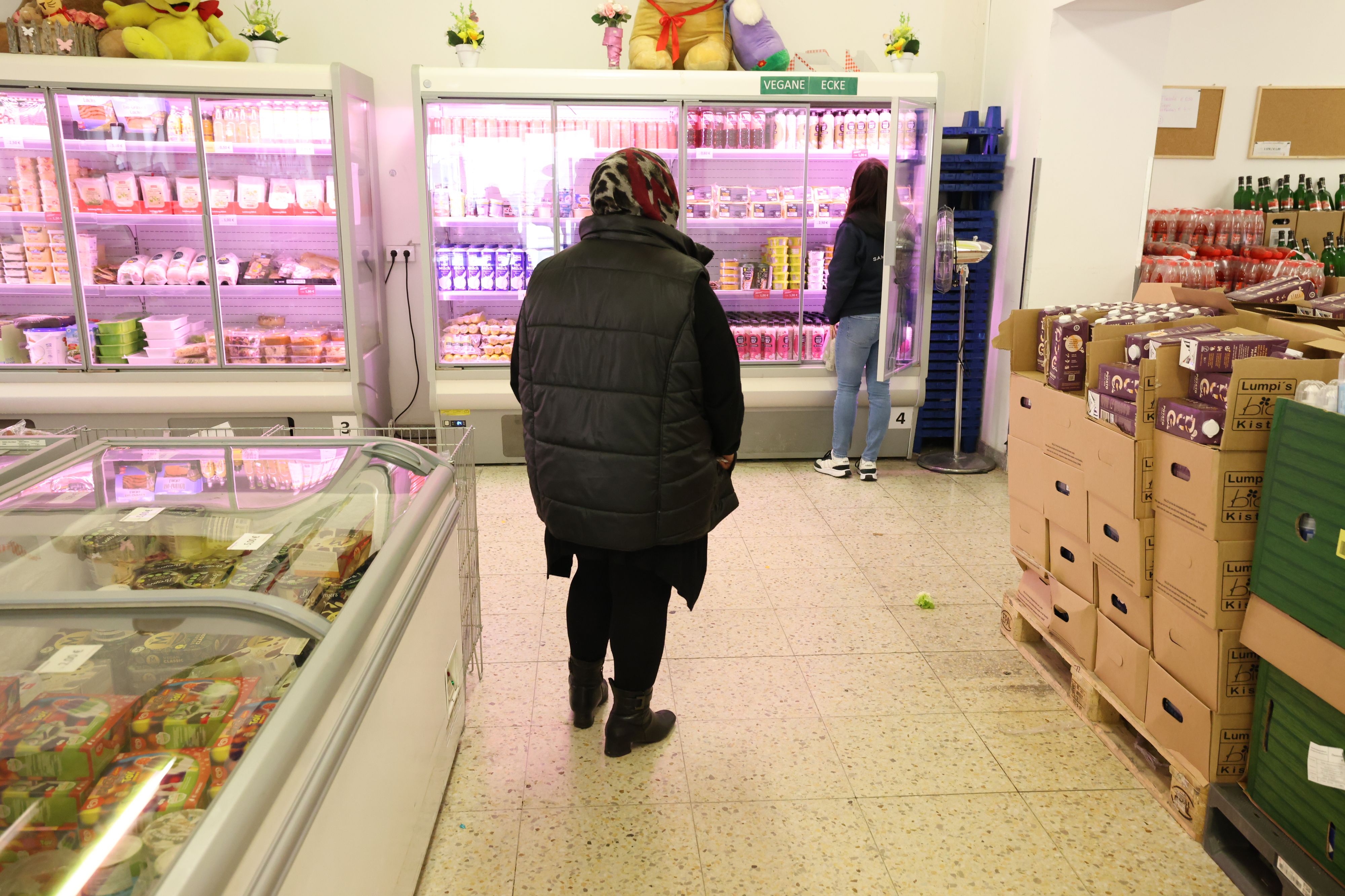 Magda (70) kauft regelmäßig im Sozialmarkt des Samariterbundes ein. Anders kommt die Pensionistin nicht über die Runden. 
