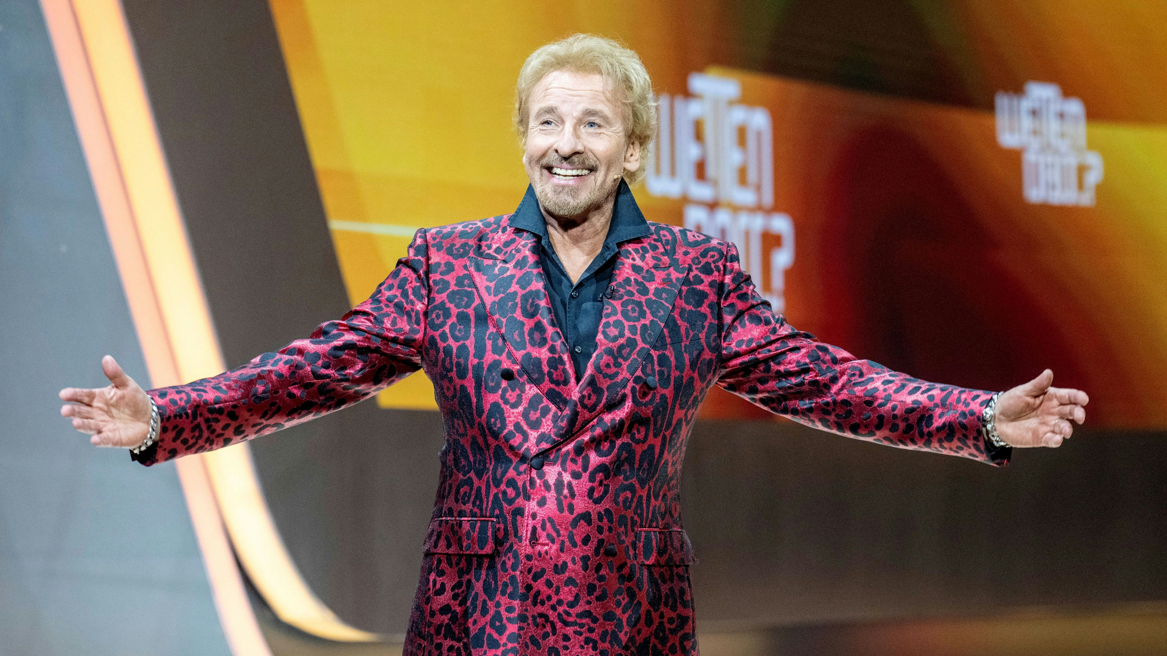 "Wetten, dass ...?", "Wetten dass ..?" man diese Sendung nicht vergessen wird! Thomas Gottschalk präsentiert heute zum allerletzten Mal die Kultshow, die - mit einigen Unterbrechungen - seit 1981 ein generationen- übergreifendes Millionenpublikum in Deutschland, Österreich und der Schweiz vor den TV-Bildschirmen versammelt. Auch diesmal stehen außergewöhnliche Wetten, hochkarätige Music-Acts und viele Stars auf der Show-Couch im Mittelpunkt und versprechen wieder beste TV-Unterhaltung für die ganze Familie.  Auch in Offenburg treten Kandidatinnen und Kandidaten in spannenden Wetten um den Titel des Wettkönigs oder der Wettkönigin gegeneinander an: Österreich ist mit einer besonderen Kinderwette vertreten, die vom 14-jährigen Felix Mayr aus Großweikersdorf in Niederösterreich kommt. Einfach nur Handstand, das wäre dem Teenager viel zu langweilig, deshalb legt er in der Baden-Arena noch eins drauf: Dafür braucht es nur Kraft, Präzision - und ein Skateboard. Im Saal werden außerdem Michelle Chevalier und Antonia Fleig versuchen, mit einer Gabelstapler-Wette die Energie voll aufzuladen. Ziemlich tierisch wird die Wette von Horst Freckmann, bei dem Krährufe ganz und gar nicht auf taube Ohren stoßen. Das Herz der Kleinen Münsterländer-Hündin Amie schlägt für Zahlen und Frauchen Michaela Frank muss ziemlich gut Englisch können. Für Julia Reichert aus München sind Wetten vor allem eins: gestreift. Und wenn sie nichts durcheinanderbringt, machen vergangene Wettkönige sie vielleicht zur neuen Wettkönigin. Und bei der rasanten Außenwette aus der Schweiz, moderiert von Kabarettistin Hazel Brugger, geht es für Christian Zumbühl und seine sieben Teammitglieder steil bergauf, wenn sie gemeinsam Großes bewegen wollen. Auf der großen Show-Bühne erwartet das Publikum eine Duett-Sensation: Helene Fischer und Shirin David. Gemeinsam werden sie passend zum zehnjährigen Jubiläum des Fischer-Hits "Atemlos durch die Nacht" in einer noch nie dagewesenen Version performen. Musik-Ikone Cher ist wieder zurück und lässt es sich nicht nehmen, Thomas Gottschalk gebührend zu verabschieden. Sie präsentiert mit "DJ Play A Christmas Song" schon jetzt einen weihnachtlichen Dancefloor-Hit. Mittlerweile Kultstatus hat die britische Popband Take That erreicht: Gary Barlow, Mark Owen und Howard Donald singen einen Song aus ihrem brandneuen Album "This Life" und nehmen auch auf der berühmten Couch Platz. Als Wettpatinnen und -paten sind außerdem die Schauspieler Matthias Schweighöfer, Stefanie Stappenbeck sowie Jan Josef Liefers dabei, ebenso geben sich die Sport-Stars Bastian Schweinsteiger und Ehefrau Ana Ivanovic die Ehre. Social Media-Star Lena Mantler gibt exklusive Backstage-Einblicke und begleitet die Show digital live. "Wetten, dass ..?" ist eine Gemeinschaftsproduktion von ZDF, ORF und SRFIm Bild: Thomas Gottschalk.  SENDUNG: ORF1 - SA - 25.11.2023 - 20:15 UHR. - Veroeffentlichung fuer Pressezwecke honorarfrei ausschliesslich im Zusammenhang mit oben genannter Sendung oder Veranstaltung des ORF bei Urhebernennung.  Foto: ZDF/Sascha Baumann.  Anderweitige Verwendung honorarpflichtig und nur nach schriftlicher Genehmigung der ORF-Fotoredaktion.  Copyright: ORF, Hugo-Portisch-Gasse 1, A-1136 Wien, Tel. +43-(0)1-87878-13606