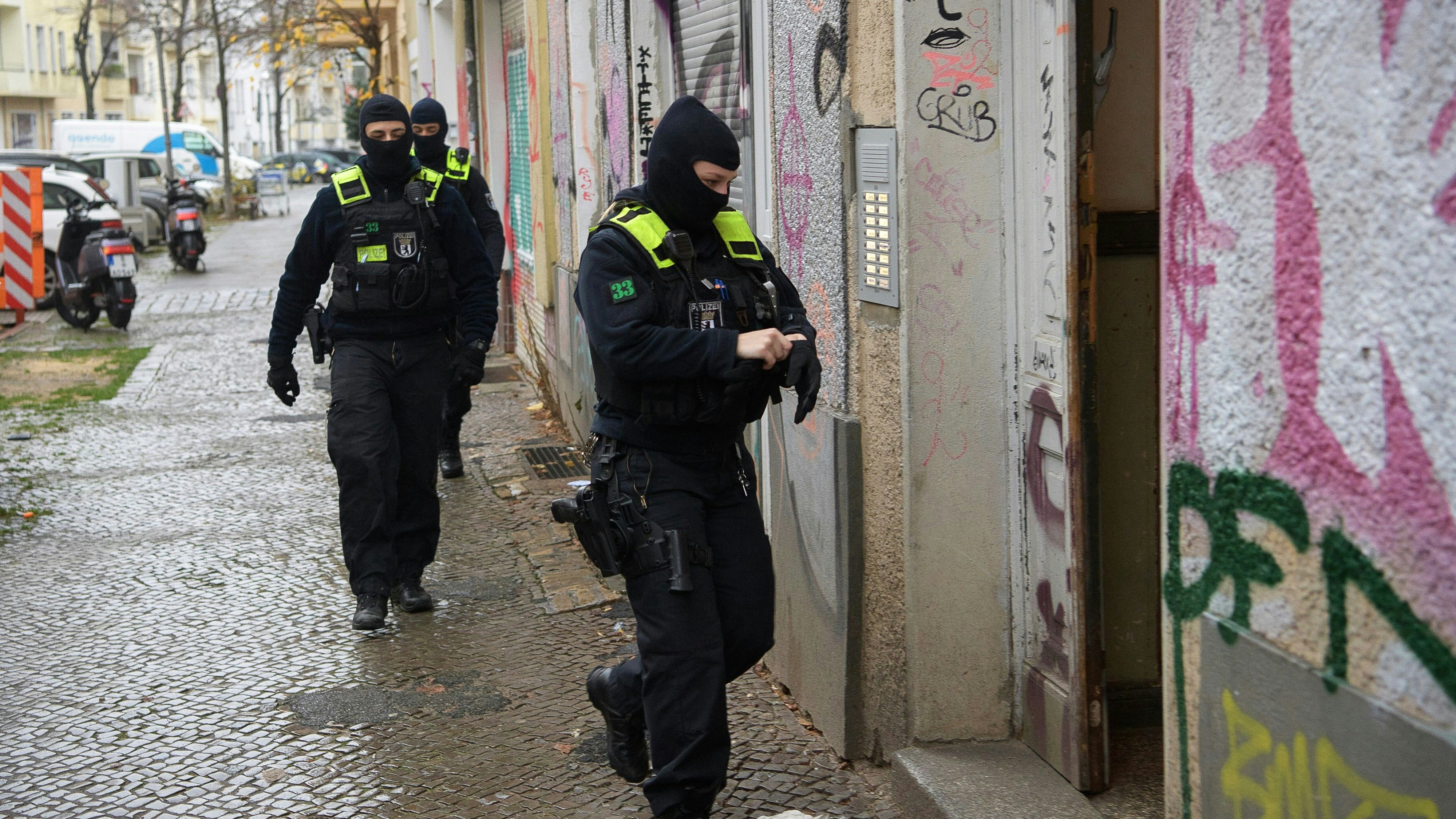Download von www.picturedesk.com am 23.11.2023 (10:15).  23 November 2023, Berlin: Police officers walk to the entrance of a building during a raid in Berlin-Friedrichshain. Security forces have searched several properties in Berlin, Lower Saxony, North Rhine-Westphalia and Schleswig-Holstein in connection with the ban on the terrorist organization Hamas and the international network Samidoun in Germany. Photo: Paul Zinken/dpa - 20231123_PD0932 - Rechteinfo: Rights Managed (RM)
