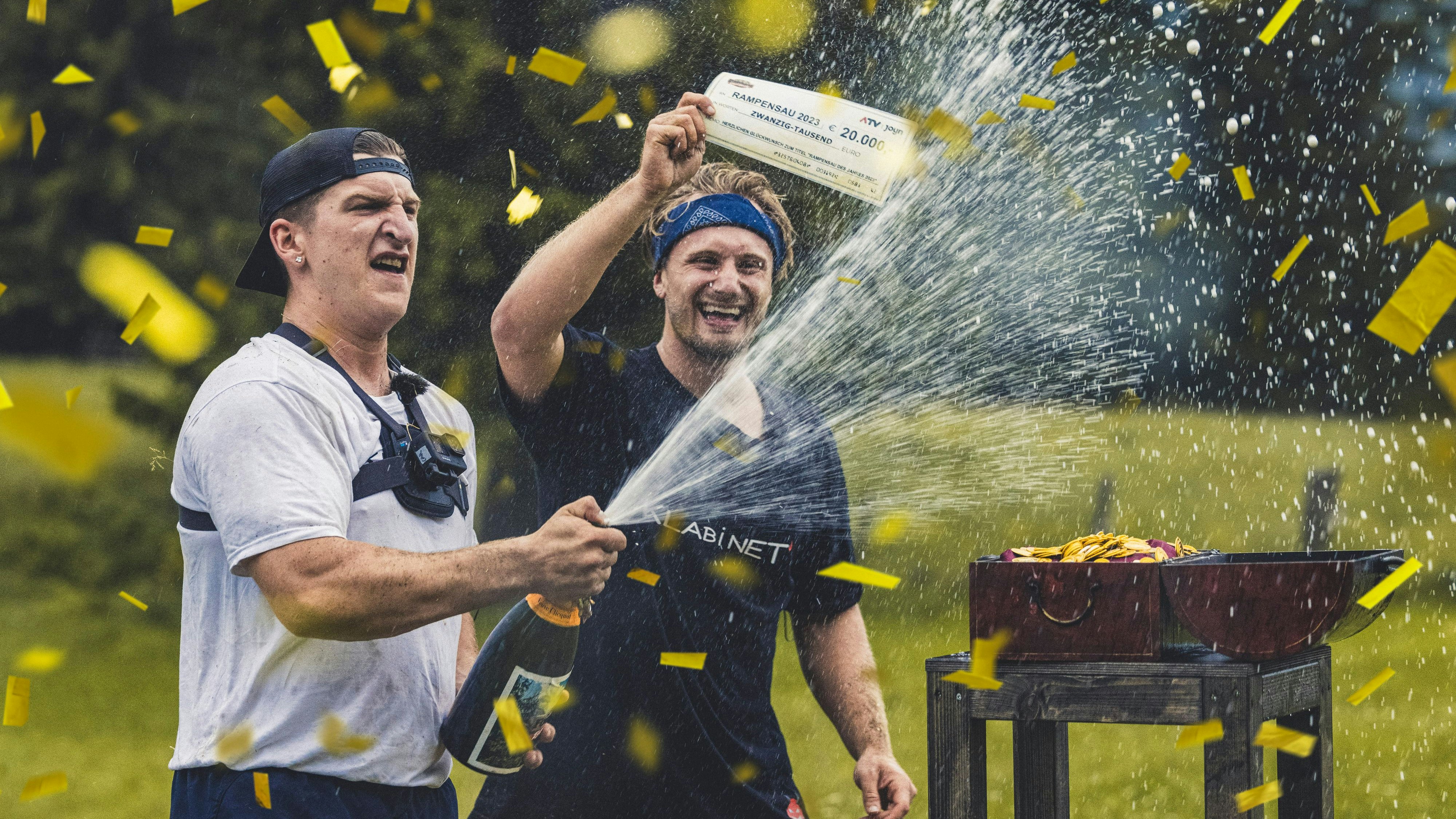 Satans Bratan und Mio feiern ihren Sieg.