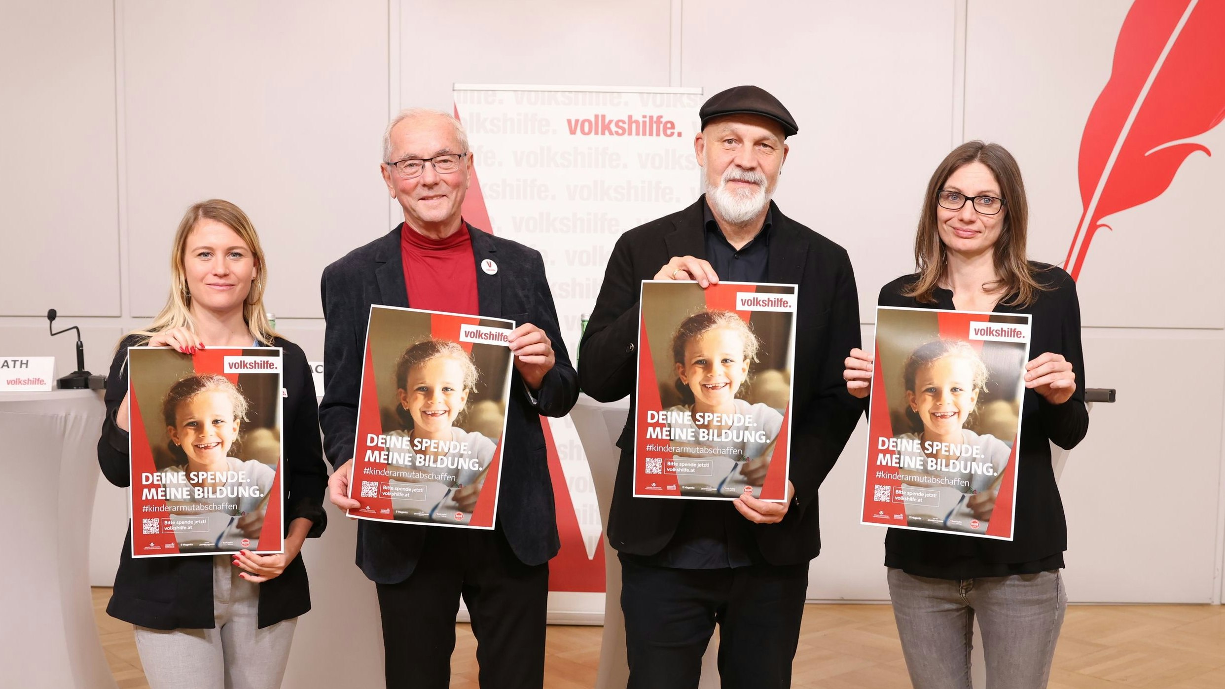 Sozialarbeiterin Stephanie Kurath, Volkshilfe Österreich-Präsident Ewald Sacher, Volkshilfe Österreich-Direktor Erich Fenninger und Sozialarbeiterin Nadine Bliem (v.l.) präsentierten die Ergebnisse des Sozialbarometers und die neue Spendenkampagne. 