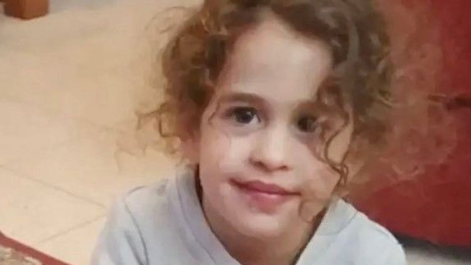 Das Mädchen war im Kibbutz Kfar entführt worden, nachdem seine Eltern Roi und Smadar ermordet worden waren.