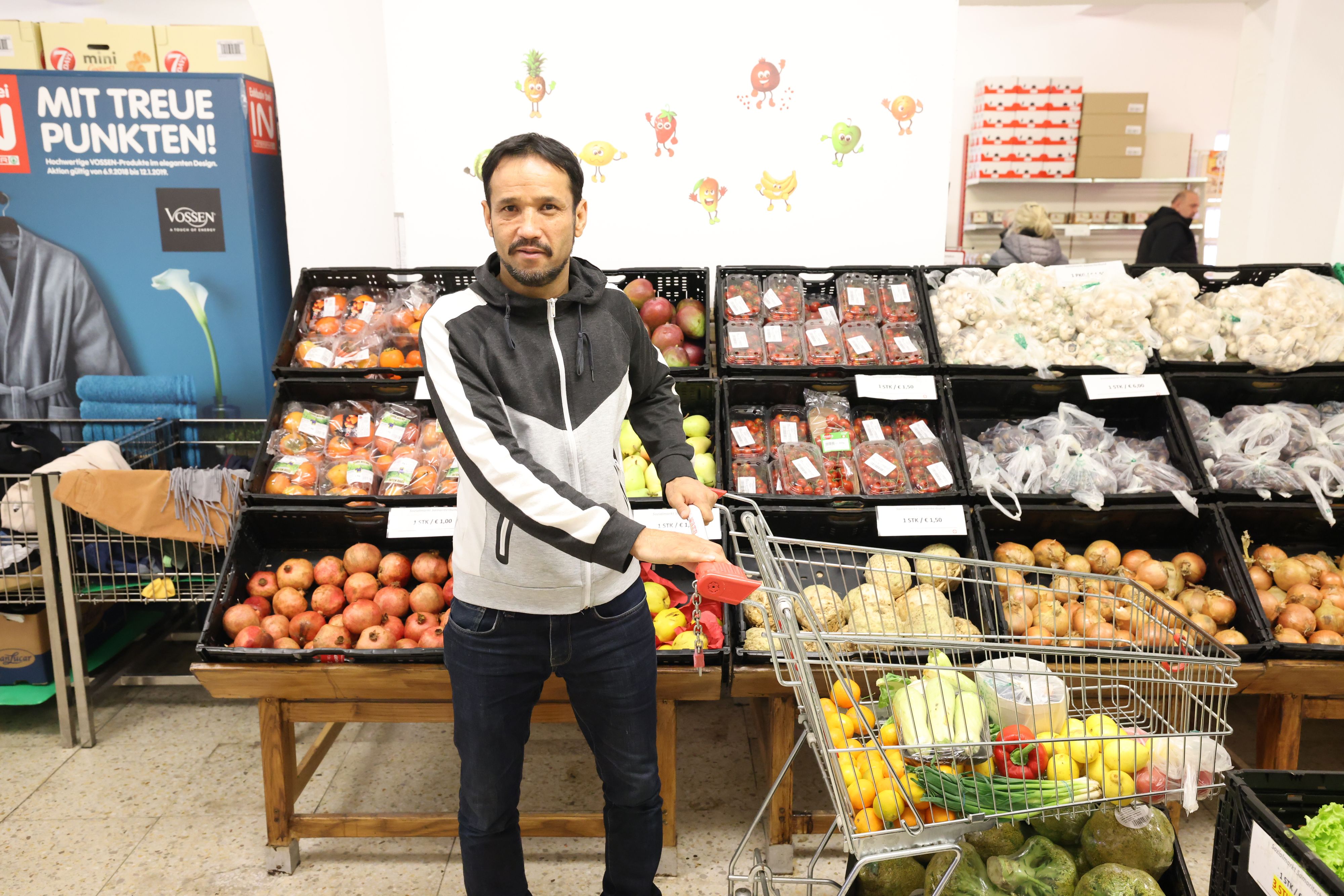 Esmail (48) ist verzweifelt: Sein ganzes Leben hatte er hart gearbeitet, nun reicht das Geld kaum für Lebensmittel und Kosten für die Heizung.