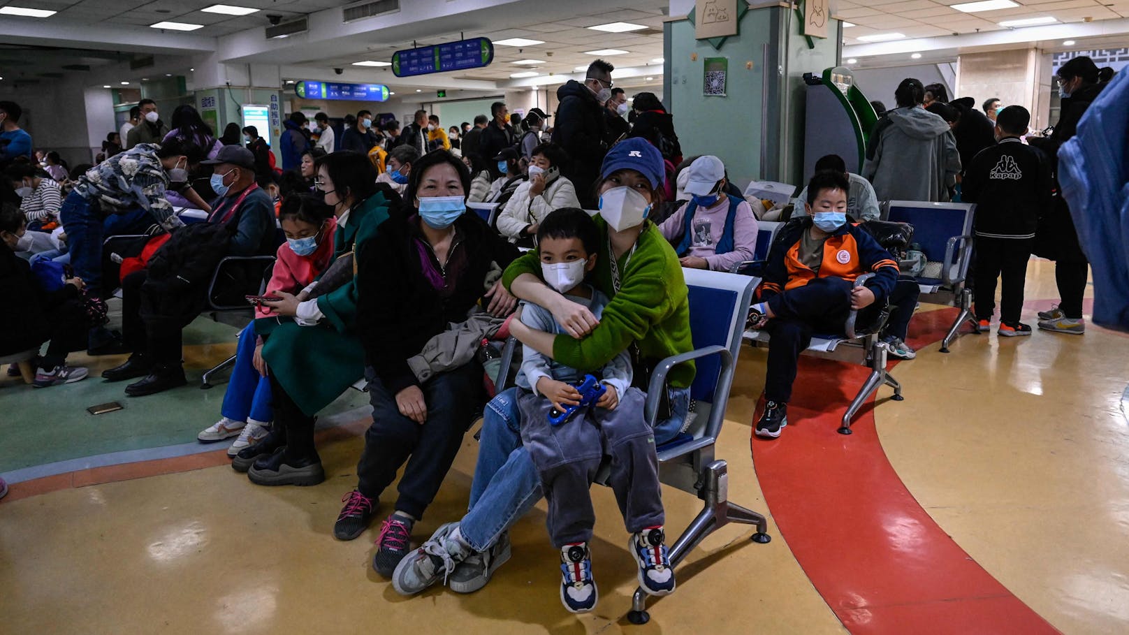 Die chinesischen Spitäler sind mit erkrankten Kindern überfüllt.