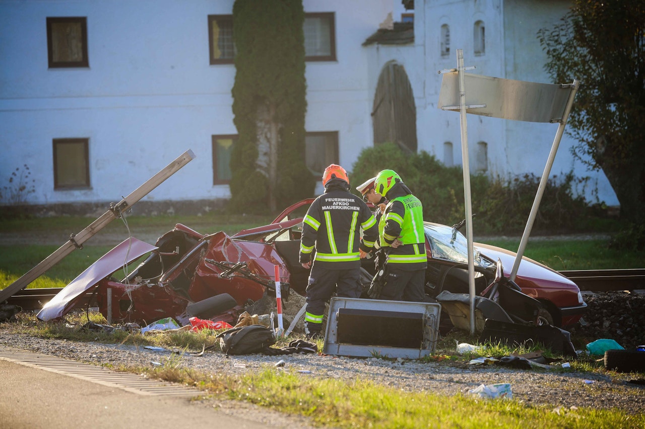 Auto gegen Zug Oberösterreich Heute.at