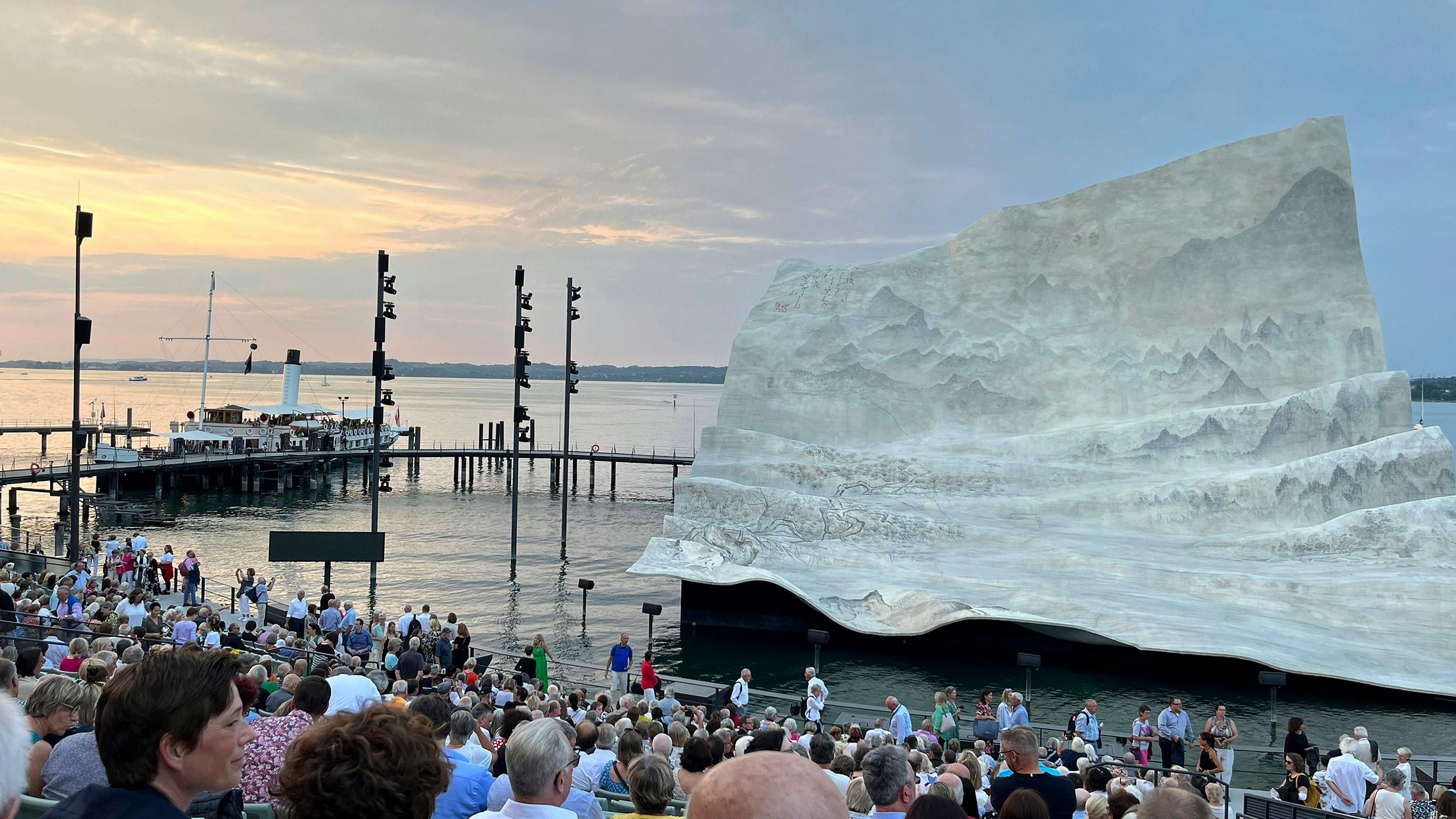 Die Seebuehne im Rahmen der Bregenzer Festspiele am Bodensee in Vorarlberg, Oesterreich Seebuehne Bregenz *** The Seebuehne as part of the Bregenz Festival on Lake Constance in Vorarlberg, Austria Seebuehne Bregenz PUBLICATIONxINxGERxSUIxAUTxONLY