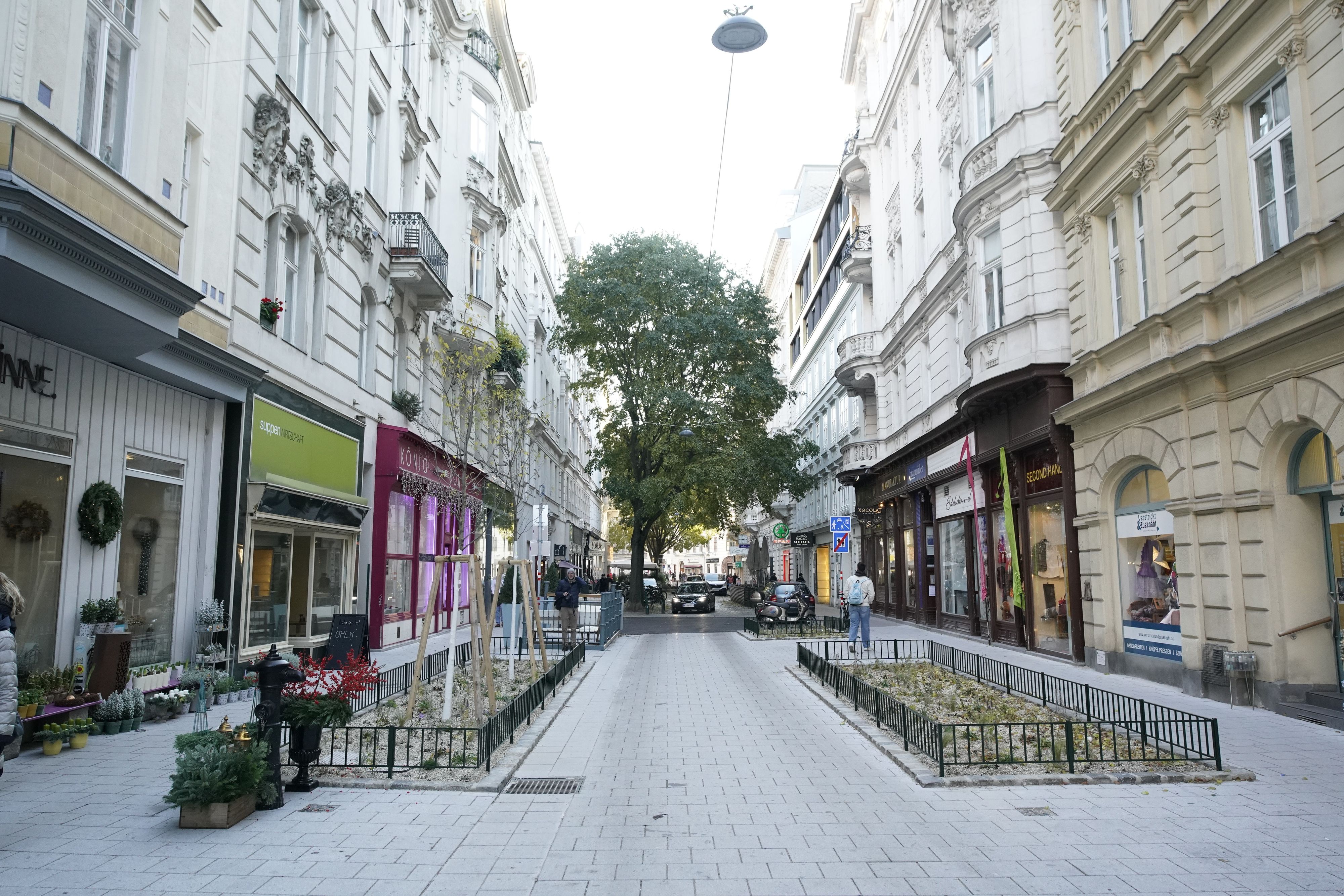 So sieht die umgestaltete Servitengasse aus: Mehr Bäume und Sitzgelegenheiten sollen zum Verweilen einladen.