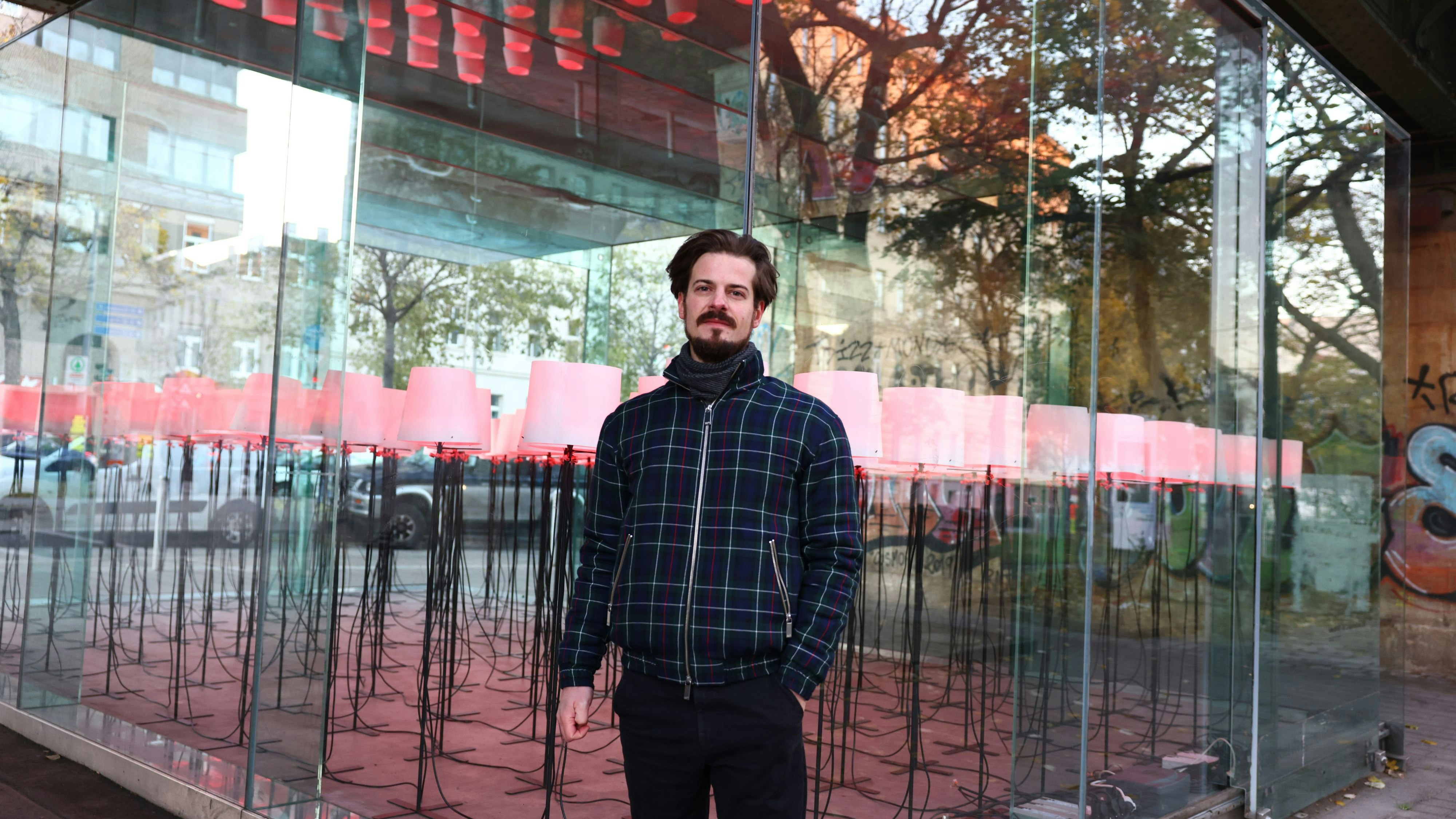Künstler Johannes Rass vor seiner Installation LUMEN zu den 16 Tagen gegen Gewalt an Frauen