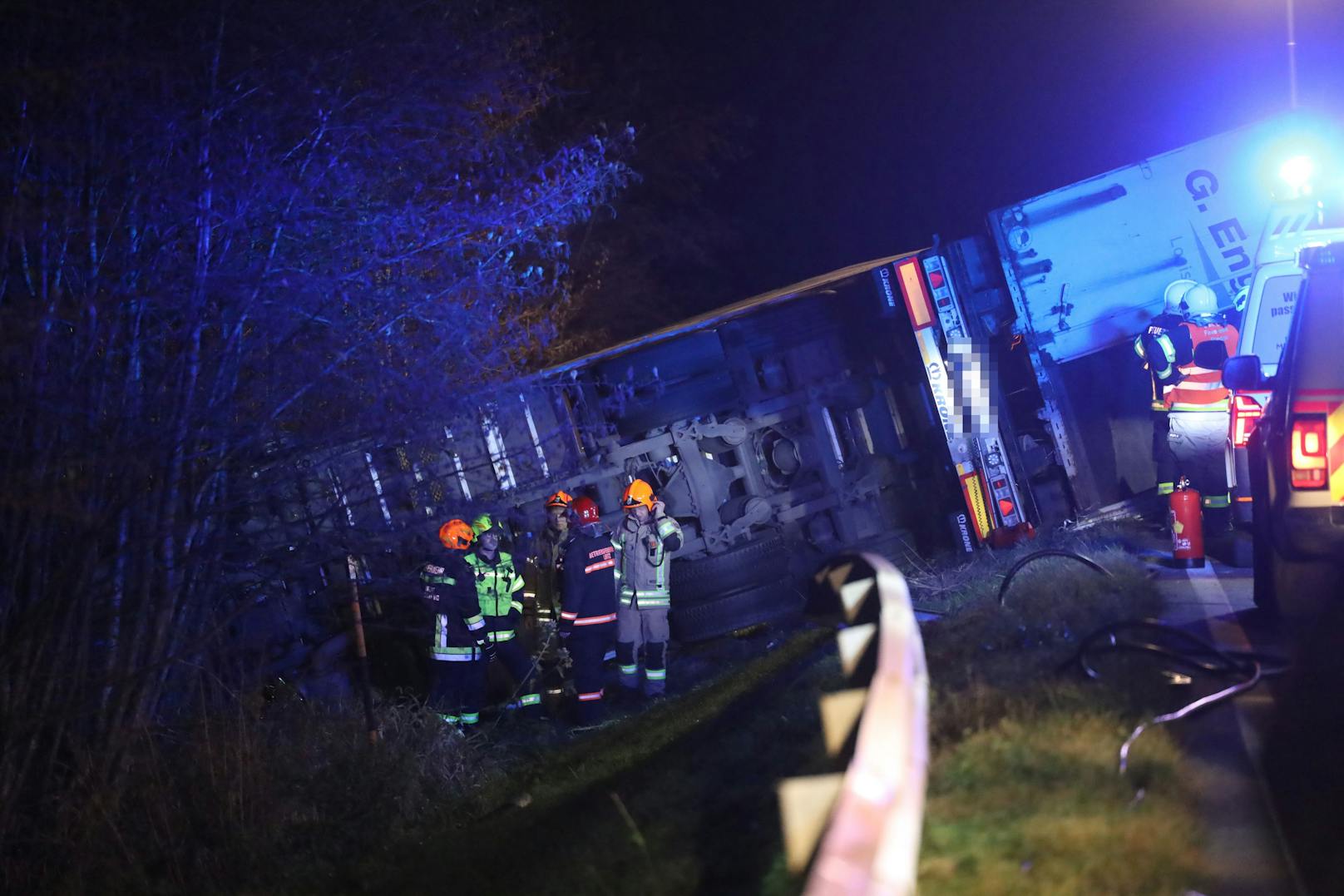 Für den LKW-Lenker kam jede Hilfe zu spät.