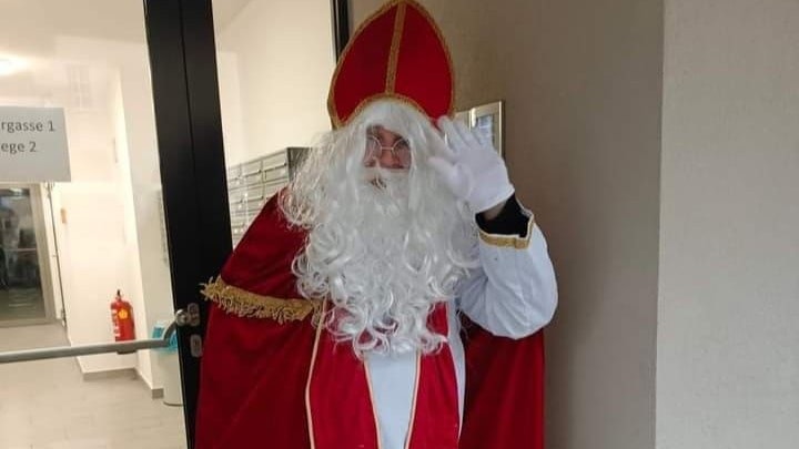 Der Verein "Hand in Hand - Wir helfen in Not" lädt auch den Nikolaus ein.