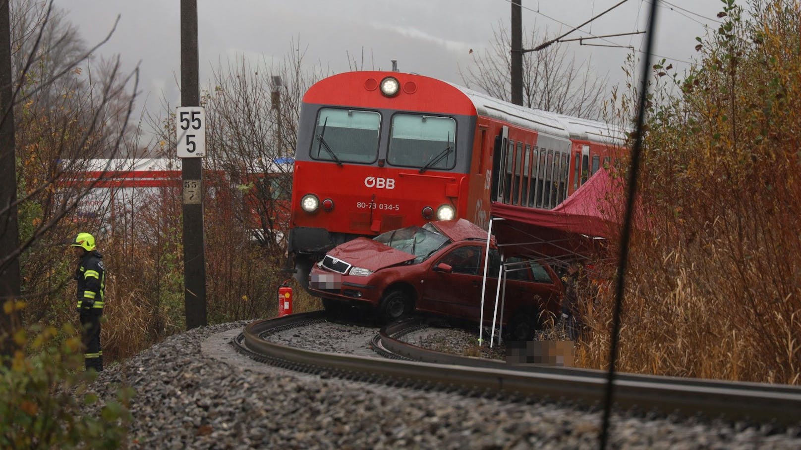 In Micheldorf kollidierte am Freitag (24.11.2023) ein Zug mit einem Pkw. 