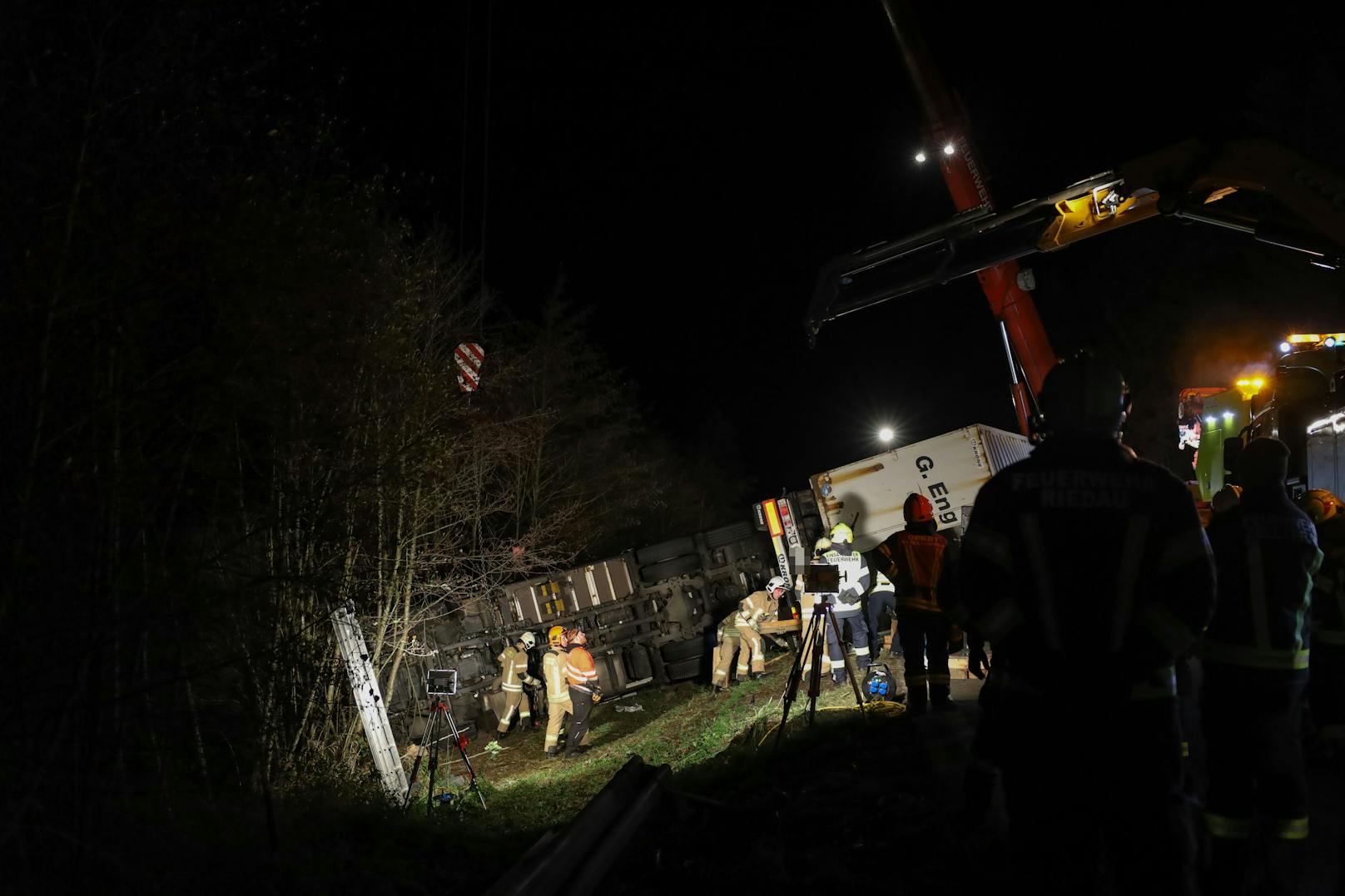 Für den LKW-Lenker kam jede Hilfe zu spät.