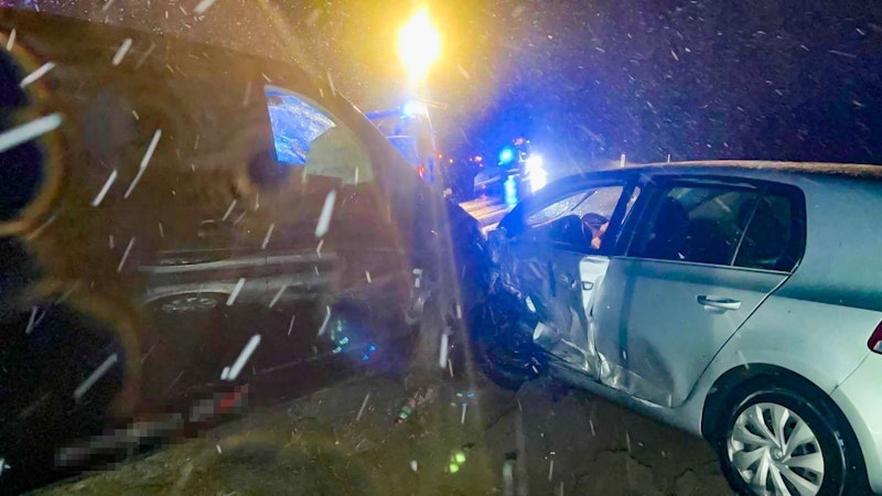 Auf der B36 kurz nach Altenmarkt im Yspertal, Richtung Pöggstall, ereignete sich am Abend des 24. November 2023 bei Schneetreiben ein schwerer Verkehrsunfall.