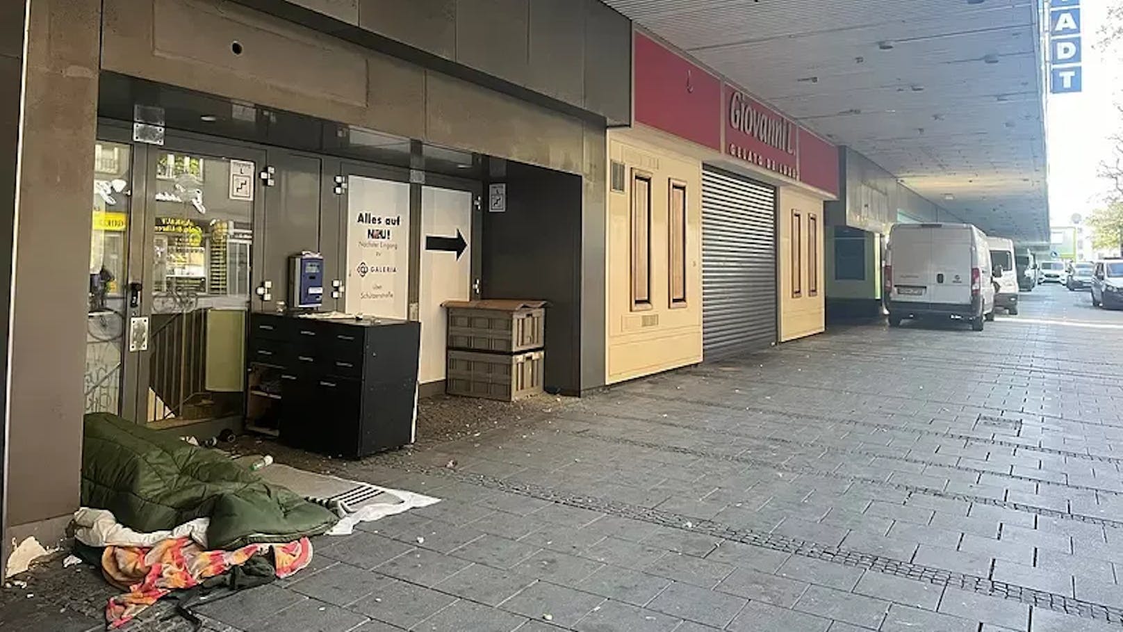 Obdachlose haben vor Benkos Gebäude in der Schüttstraße ihr Quartier bezogen.