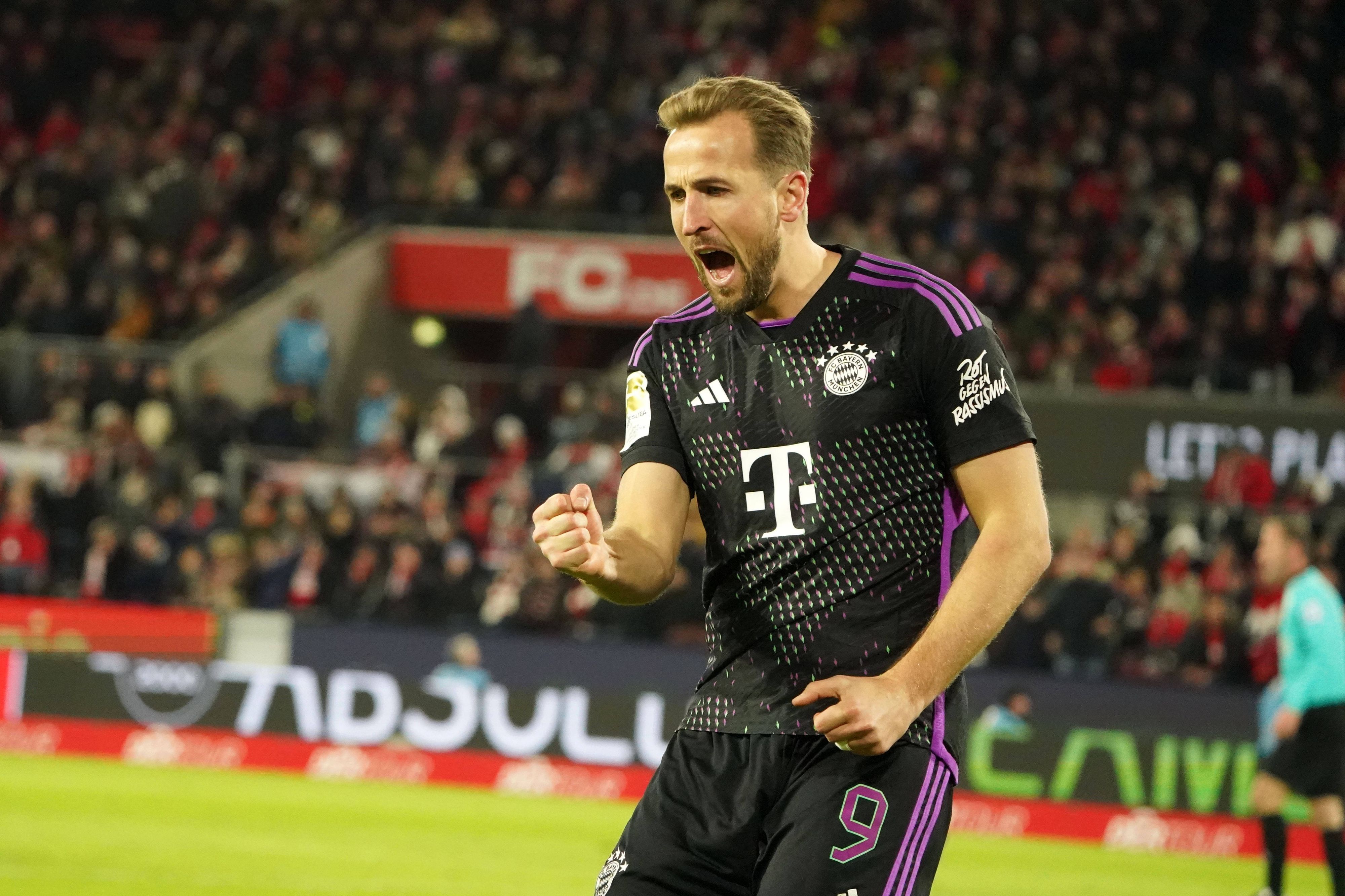 Bayern-Stürmer Harry Kane bejubelt seinen Treffer. 