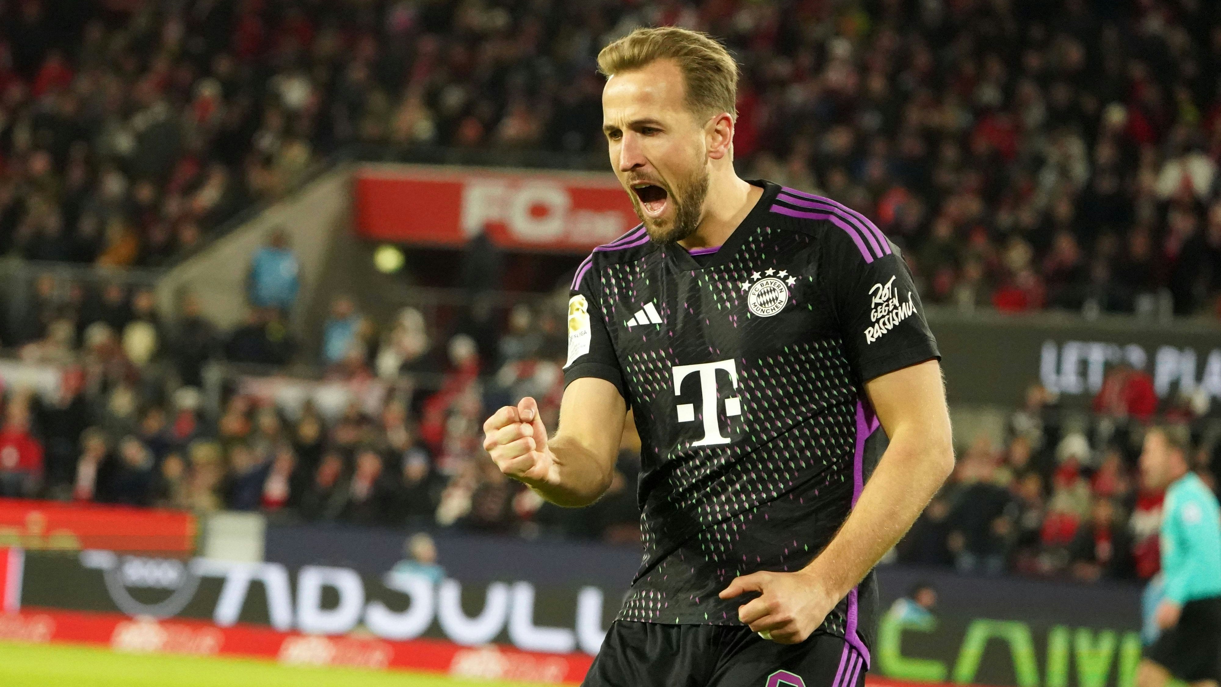 Bayern-Stürmer Harry Kane bejubelt seinen Treffer. 