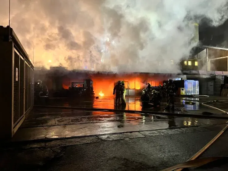 Bei Eintreffen der Feuerwehren stand das Gebäude bereits in Voland. 