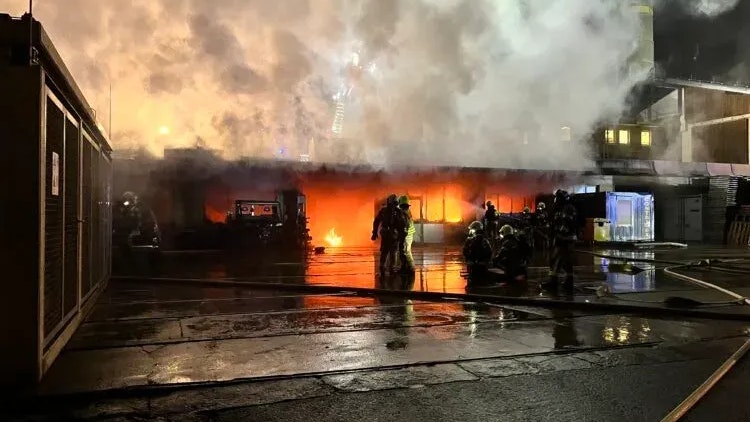 Bei Eintreffen der Feuerwehren stand das Gebäude bereits in Voland. 