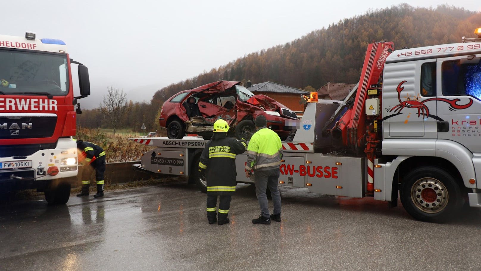 In Micheldorf kollidierte am Freitag (24.11.2023) ein Zug mit einem Pkw. 