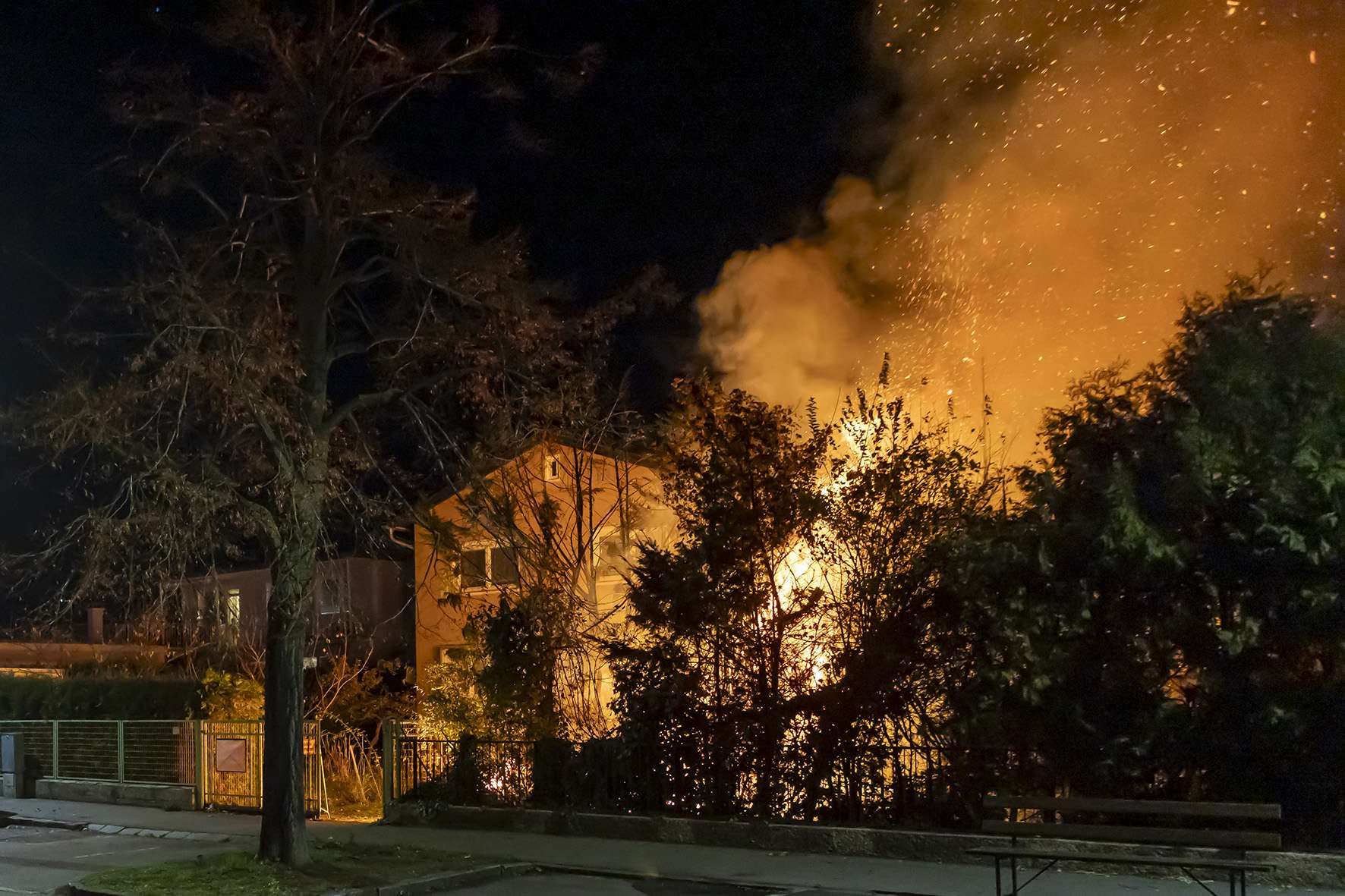 Die Flammen waren schon von weitem sichtbar.