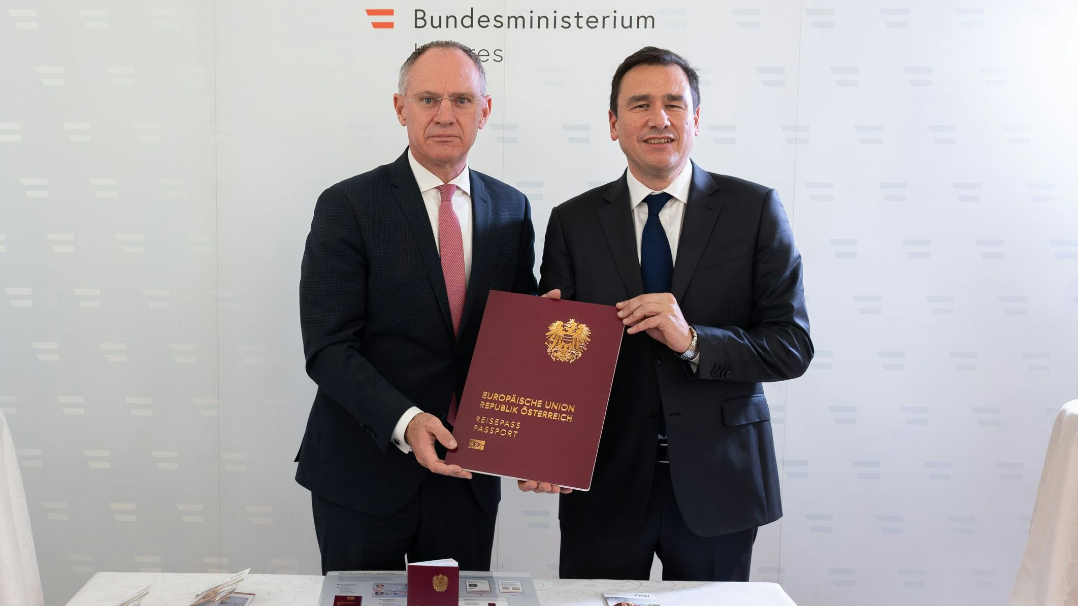 So sieht der neue Reisepass aus.