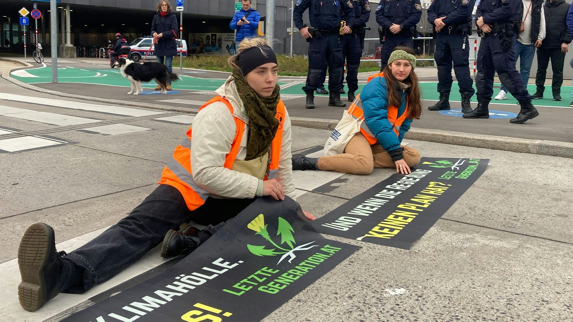 Klima-Aktivisten der "Letzten Generation" blockieren Praterstern.