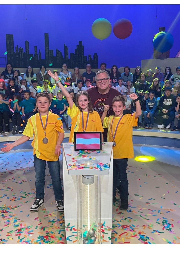 Alexander Griessler, Paula Wieser und Leon Plankenbichler von der  Volksschule Kirnberg mit Moderator Elton im 1,2 oder 3 Studio.