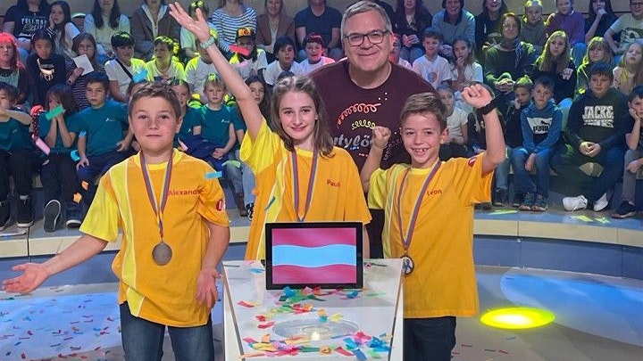 Die Schüler der Volksschule Kirnberg mit Moderator Elton im 1,2 oder 3 Studio.