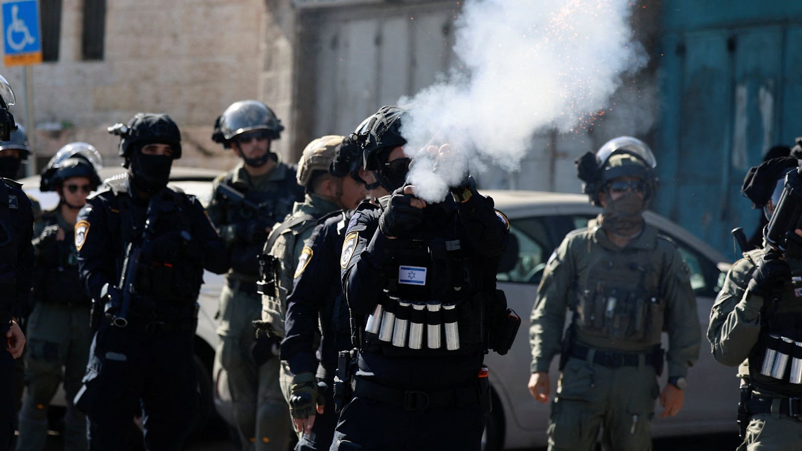 Nach Beginn der Feuerpause soll die israelische Armee gewaltsam gegen Palästinenser vorgegangen sein, die entgegen militärischer Anordnungen unterwegs in den Norden des Gazastreifens waren.