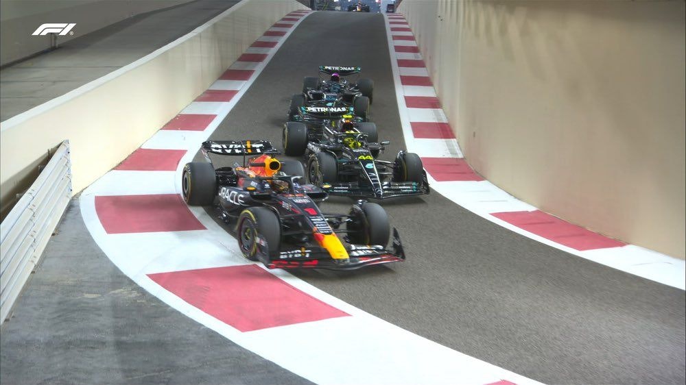Max Verstappen gegen die zwei Mercedes-Piloten. 