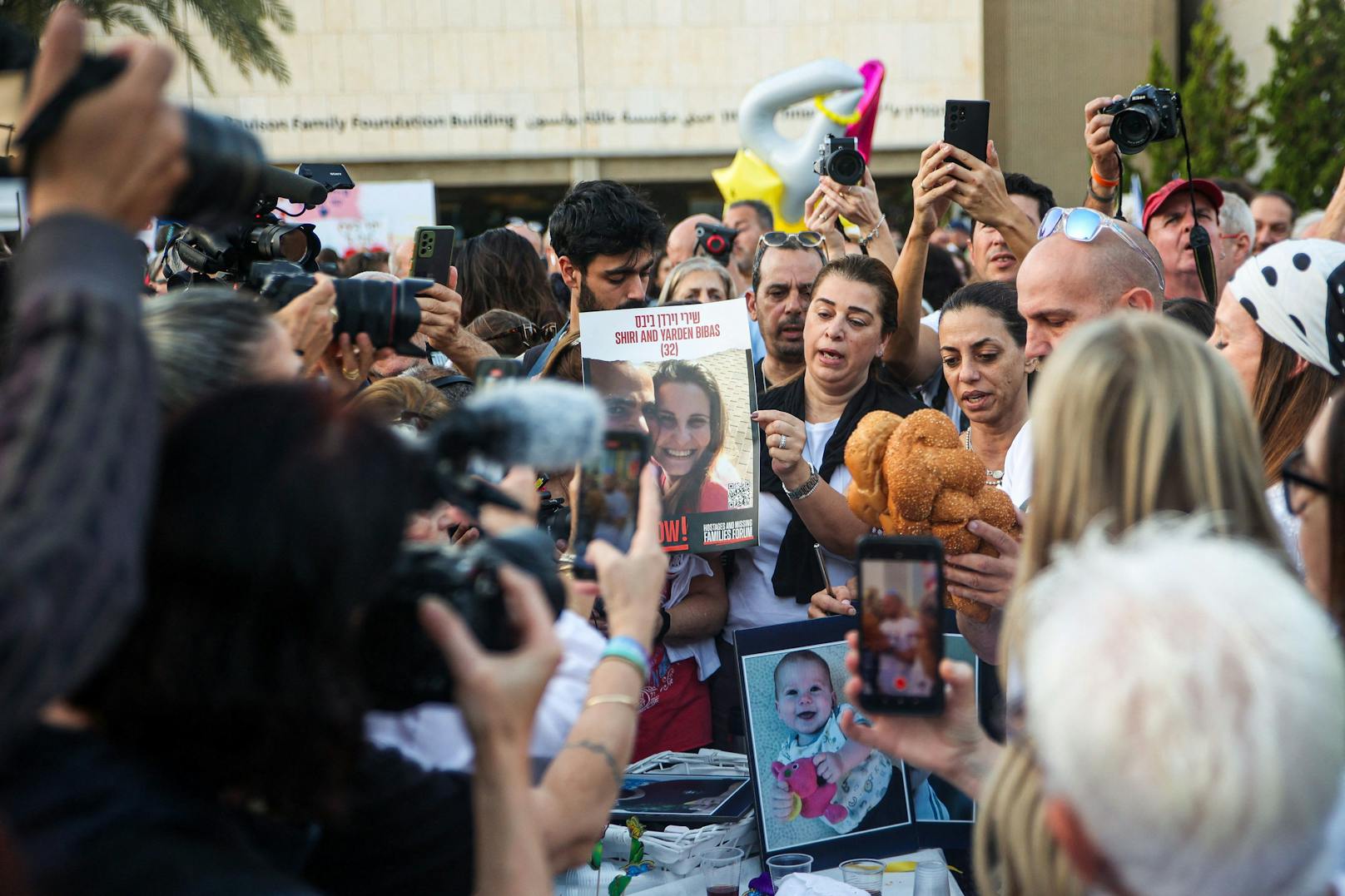 Anlässlich der Freilassung der ersten Geiseln versammelten sich am Freitag zahlreiche Menschen in Tel Aviv.