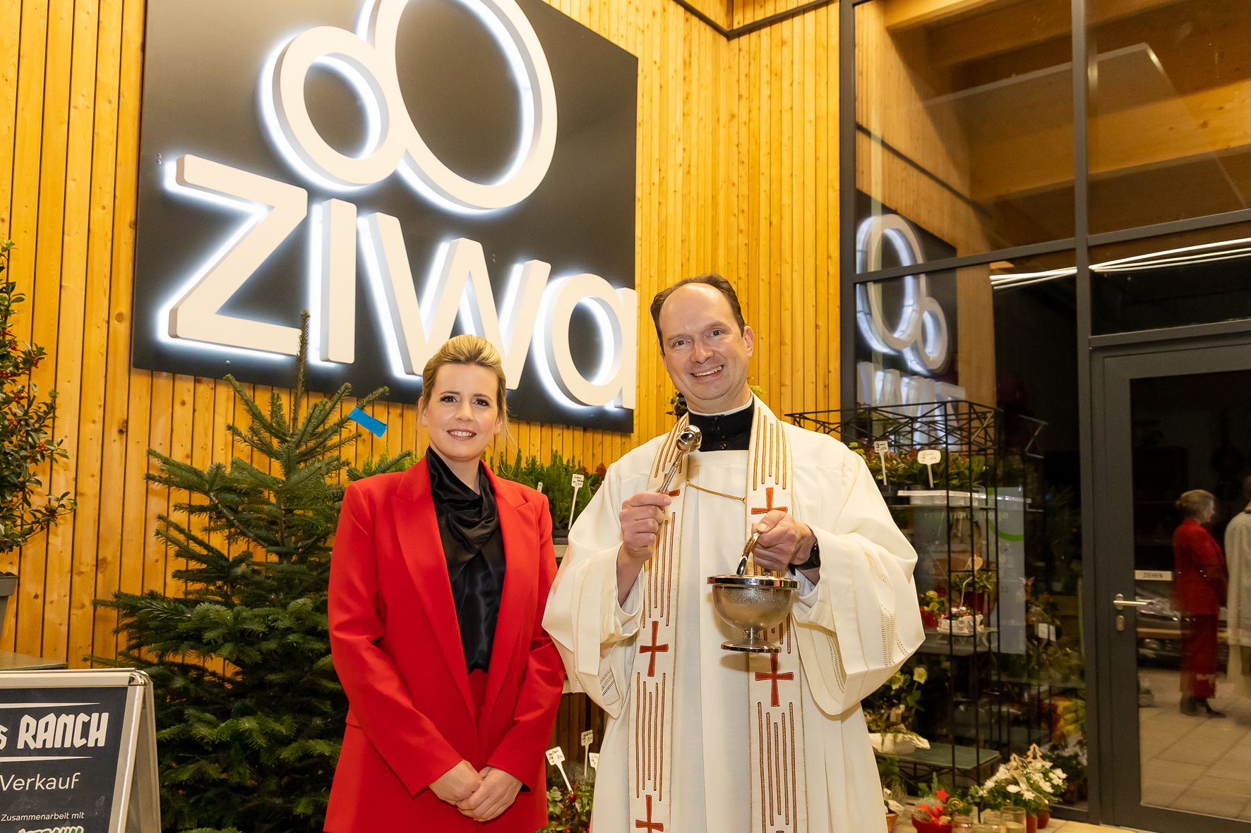 Pater Herman segnete die Räumlichkeiten bei der Eröffnung.