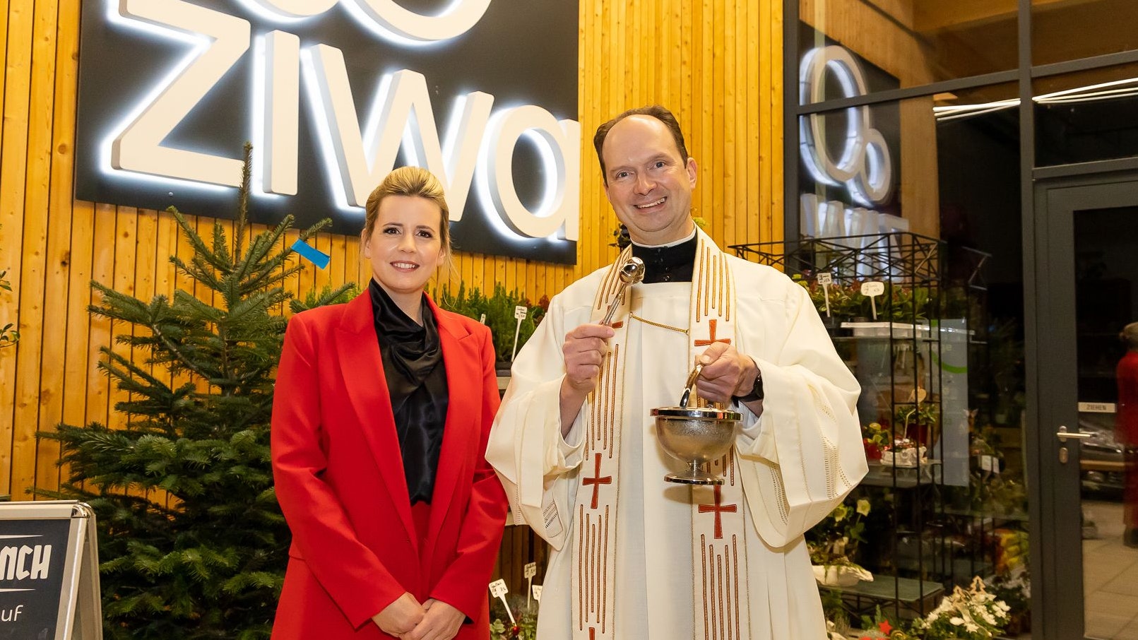 Pater Herman segnete die Räumlichkeiten bei der Eröffnung.