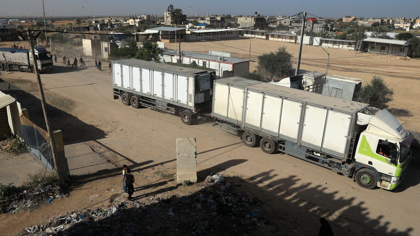 Eineinhalb Stunden nach Beginn der Feuerpause passierten erste Lastwagen mit Hilfsgütern von Ägypten aus den Grenzübergang Rafah in den Gazastreifen.